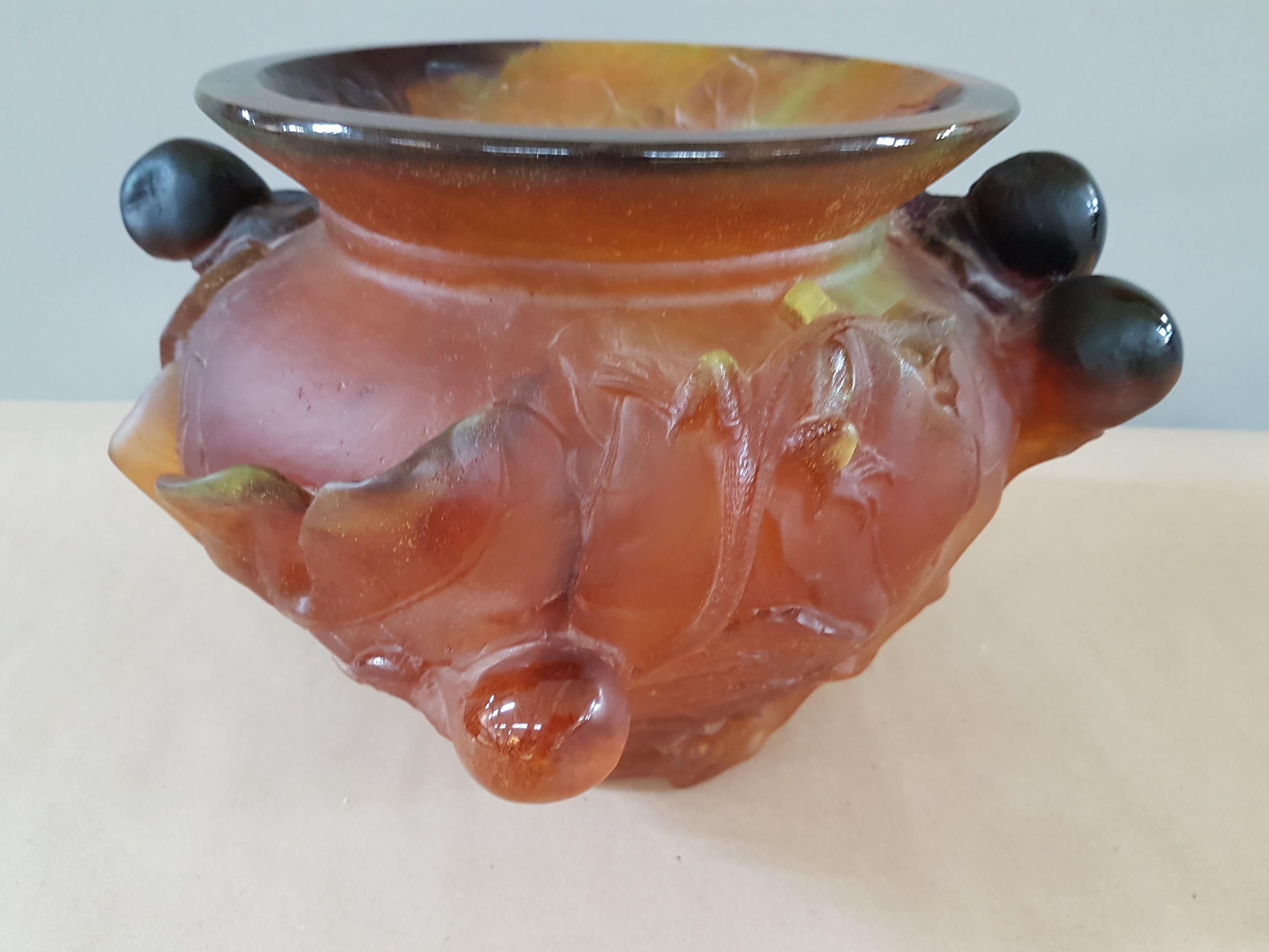 Detail c: Große Pate-de-Verre-Vase, wohl Daum, Nancy, 20. Jh., schweres dickwandiges Glas mit gelben, dunkelroten und bernsteinfarbenen Einschmelzungen, ...