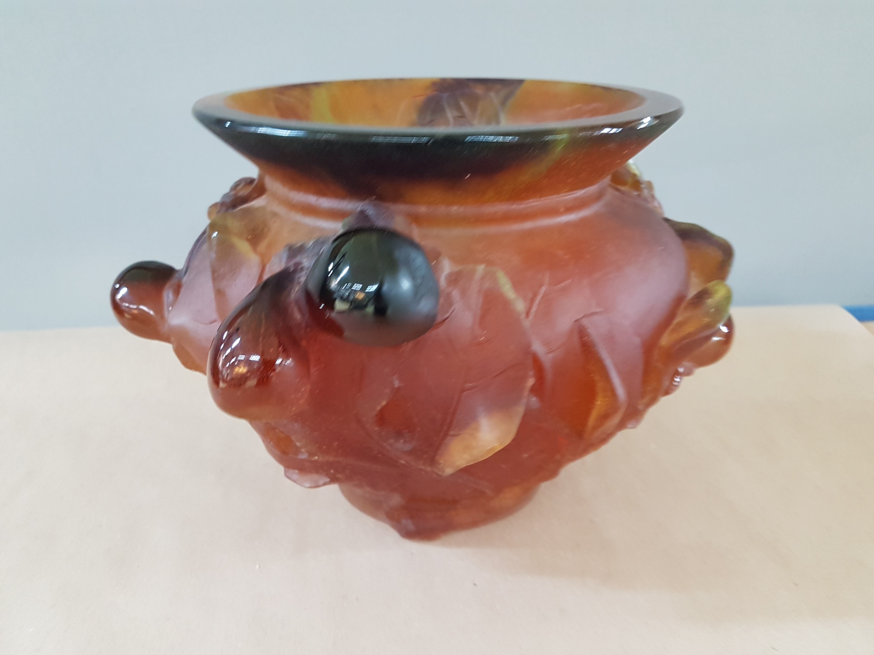 Detail e: Große Pate-de-Verre-Vase, wohl Daum, Nancy, 20. Jh., schweres dickwandiges Glas mit gelben, dunkelroten und bernsteinfarbenen Einschmelzungen, ...
