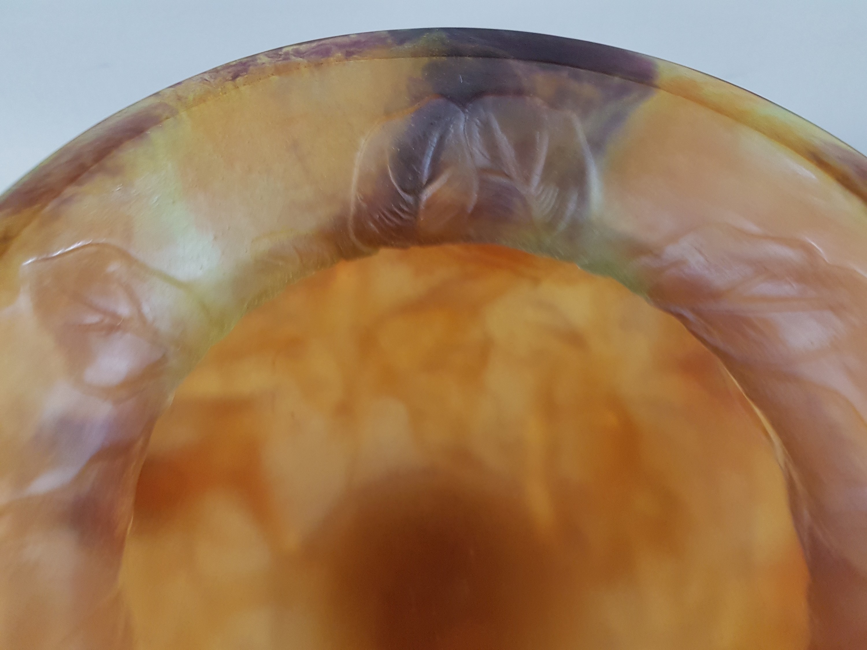 Detail f: Große Pate-de-Verre-Vase, wohl Daum, Nancy, 20. Jh., schweres dickwandiges Glas mit gelben, dunkelroten und bernsteinfarbenen Einschmelzungen, ...