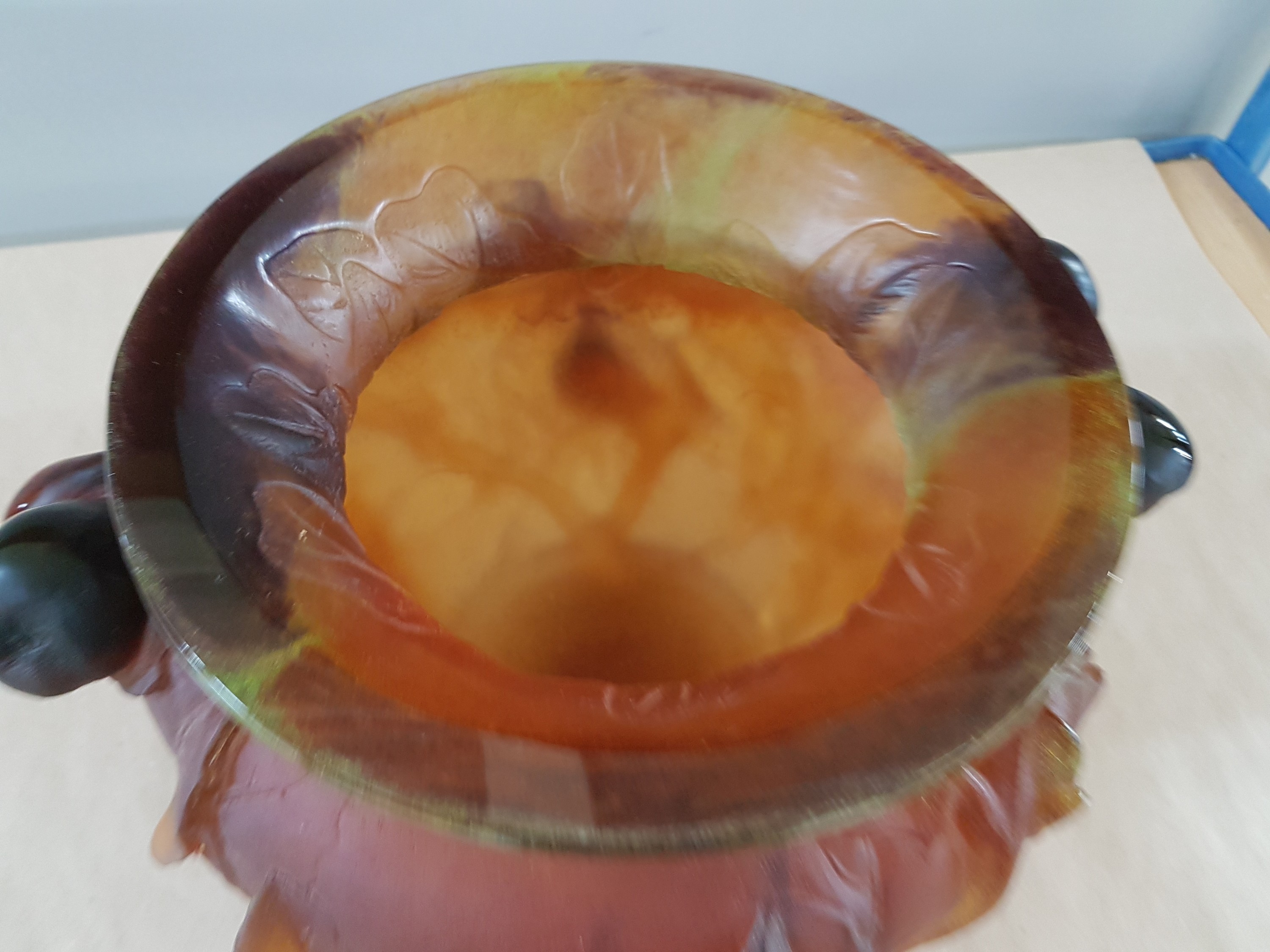 Detail h: Große Pate-de-Verre-Vase, wohl Daum, Nancy, 20. Jh., schweres dickwandiges Glas mit gelben, dunkelroten und bernsteinfarbenen Einschmelzungen, ...