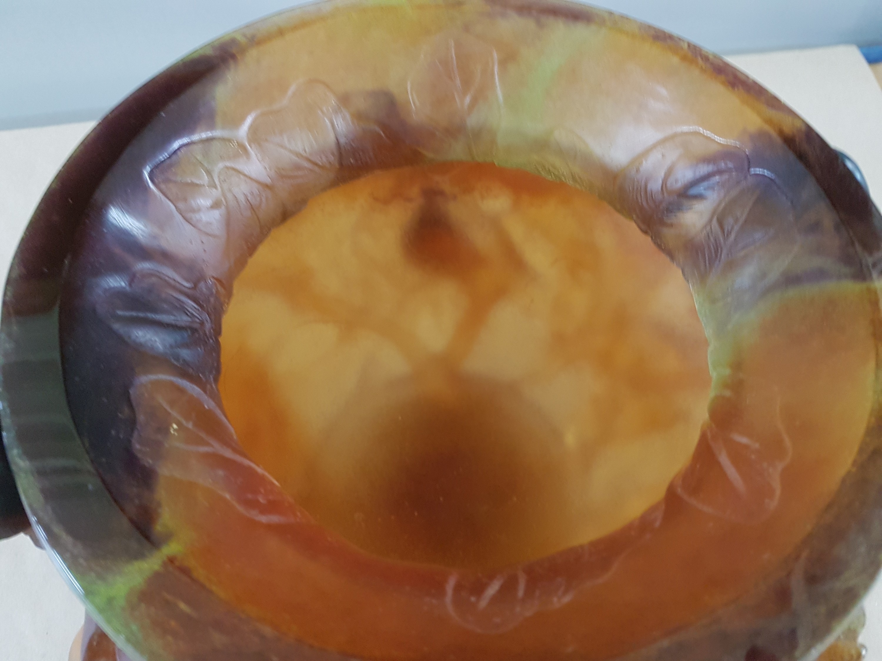 Detail i: Große Pate-de-Verre-Vase, wohl Daum, Nancy, 20. Jh., schweres dickwandiges Glas mit gelben, dunkelroten und bernsteinfarbenen Einschmelzungen, ...