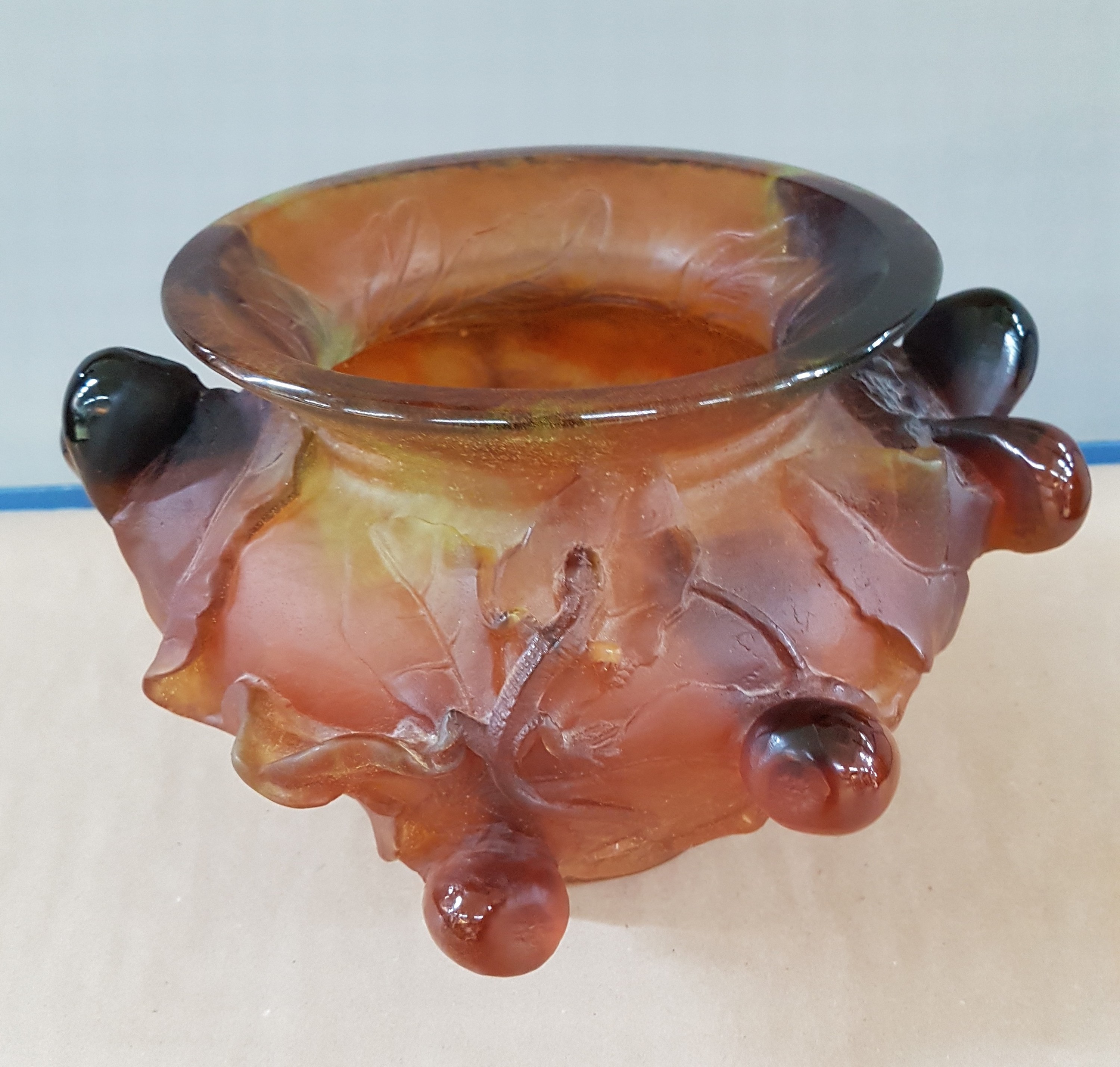 Detail k: Große Pate-de-Verre-Vase, wohl Daum, Nancy, 20. Jh., schweres dickwandiges Glas mit gelben, dunkelroten und bernsteinfarbenen Einschmelzungen, ...