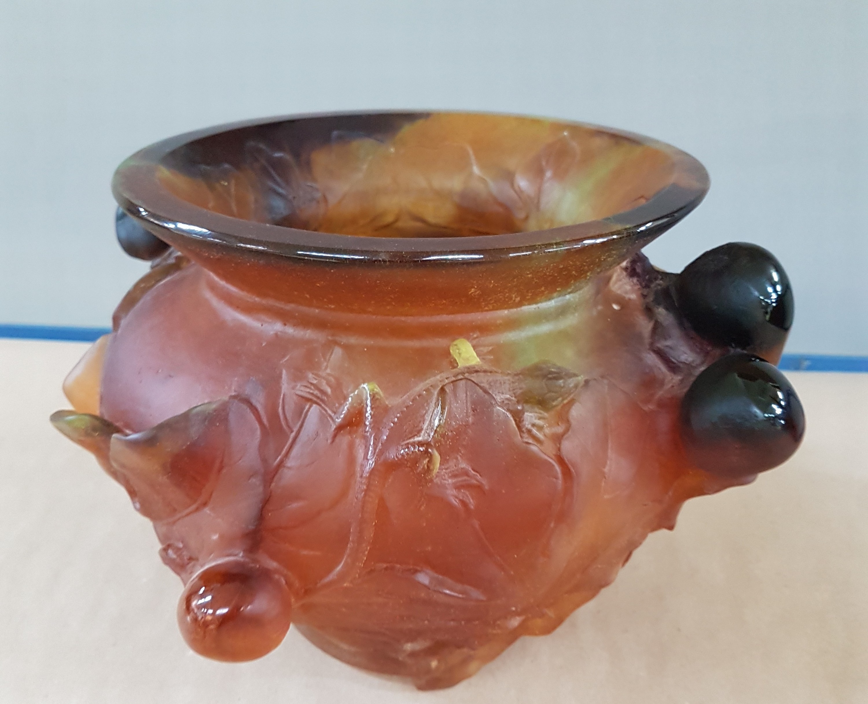 Detail l: Große Pate-de-Verre-Vase, wohl Daum, Nancy, 20. Jh., schweres dickwandiges Glas mit gelben, dunkelroten und bernsteinfarbenen Einschmelzungen, ...
