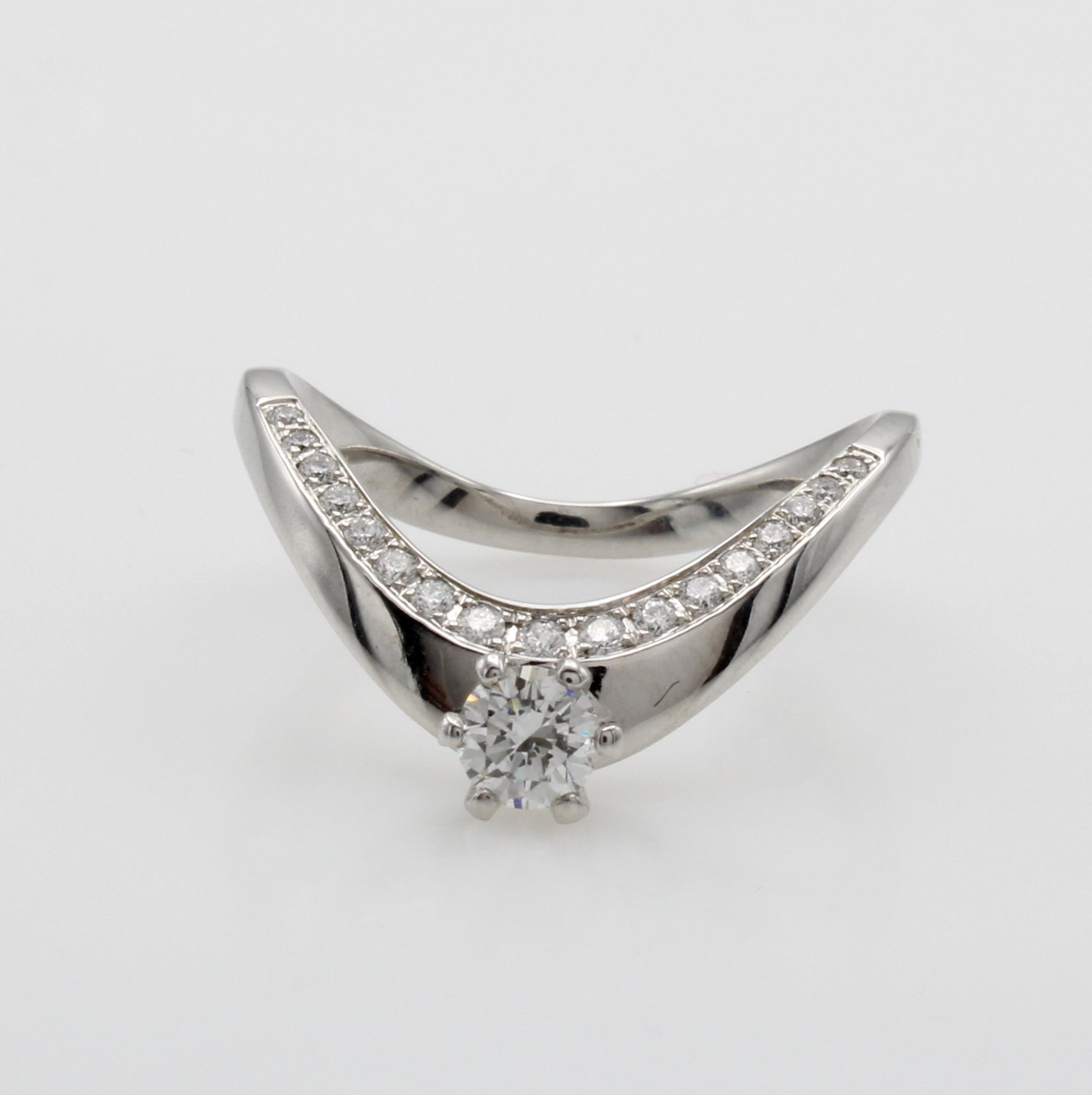 Image 27115155 - Ring mit Brillanten, WG 750/000, gebogene Ringschiene, Mittelstein und Besatzbrill. zus. ...