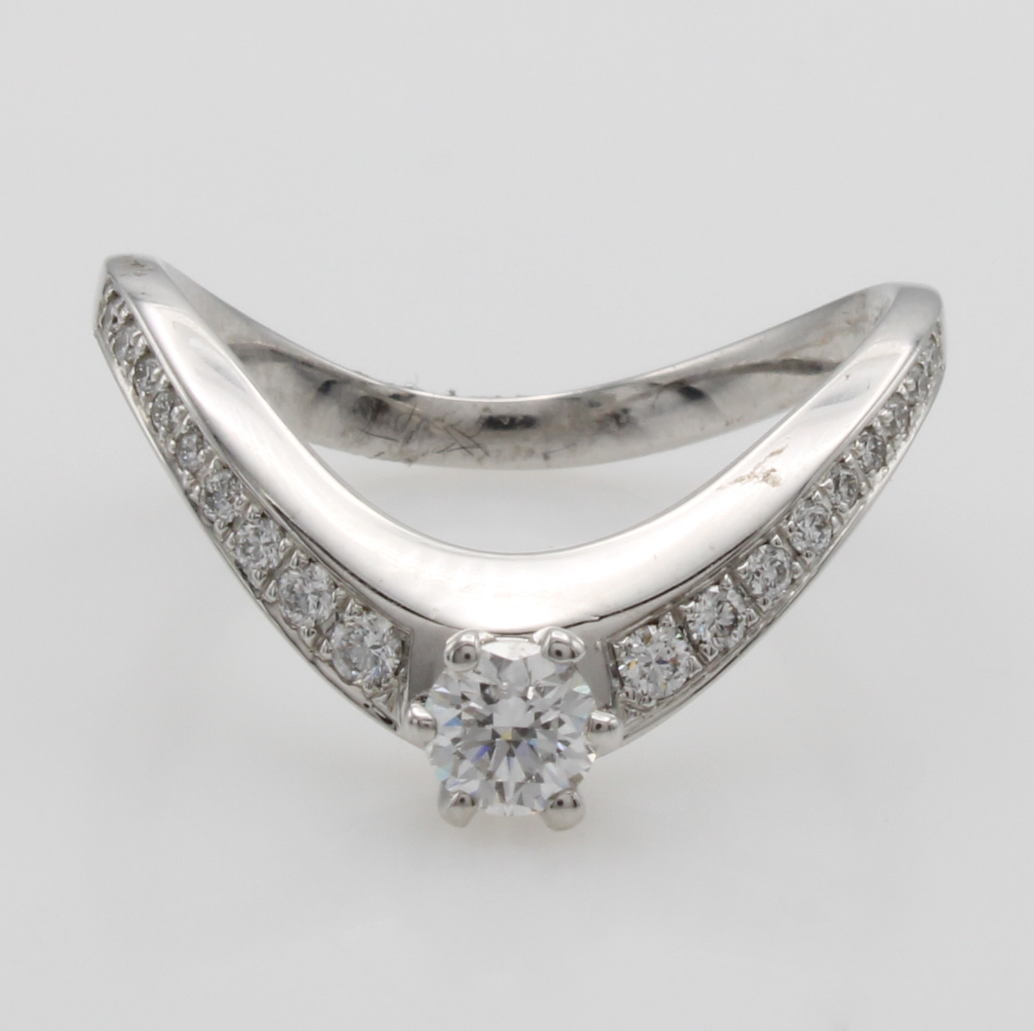 Image 27115157 - Ring mit Brillanten, WG 750/000, gebogene Ringschiene, Mittelstein und Besatzbrill. zus. ...