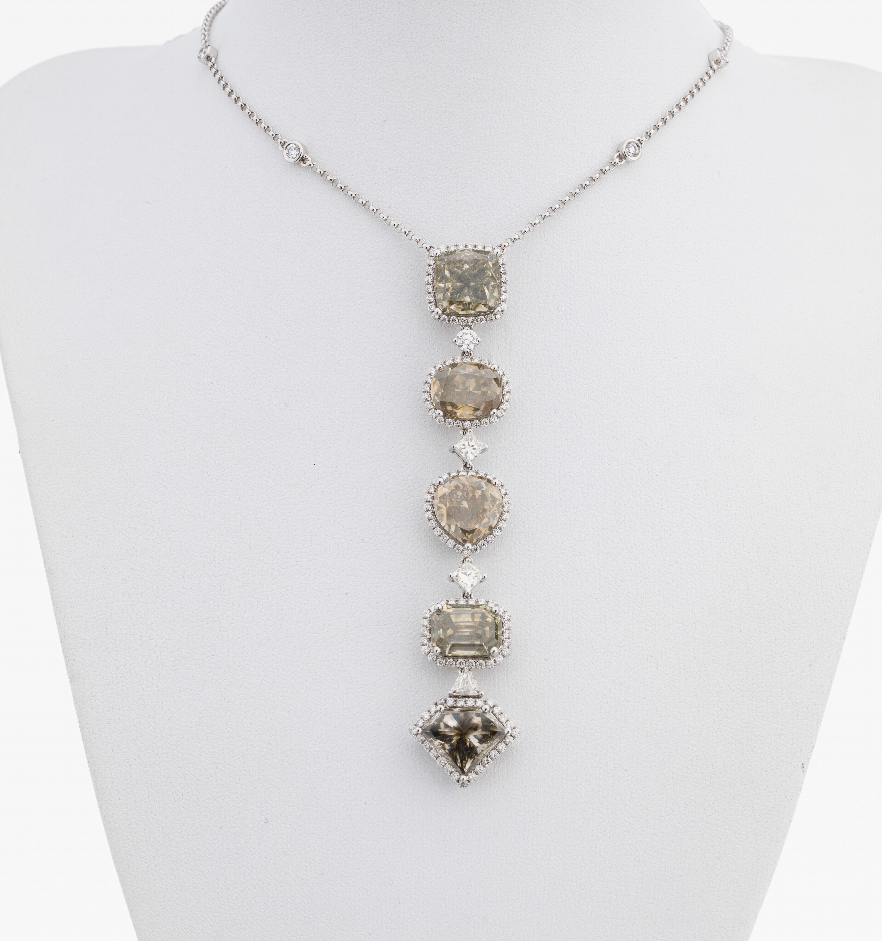 Detail a: 18 kt Gold Brillant Diamant Collier, WG 750/000, 5 Diamanten in versch. Schliffarten zus. ca. 28.92 ct natur. Grau-Braun, umgeben von Brillanten, ...