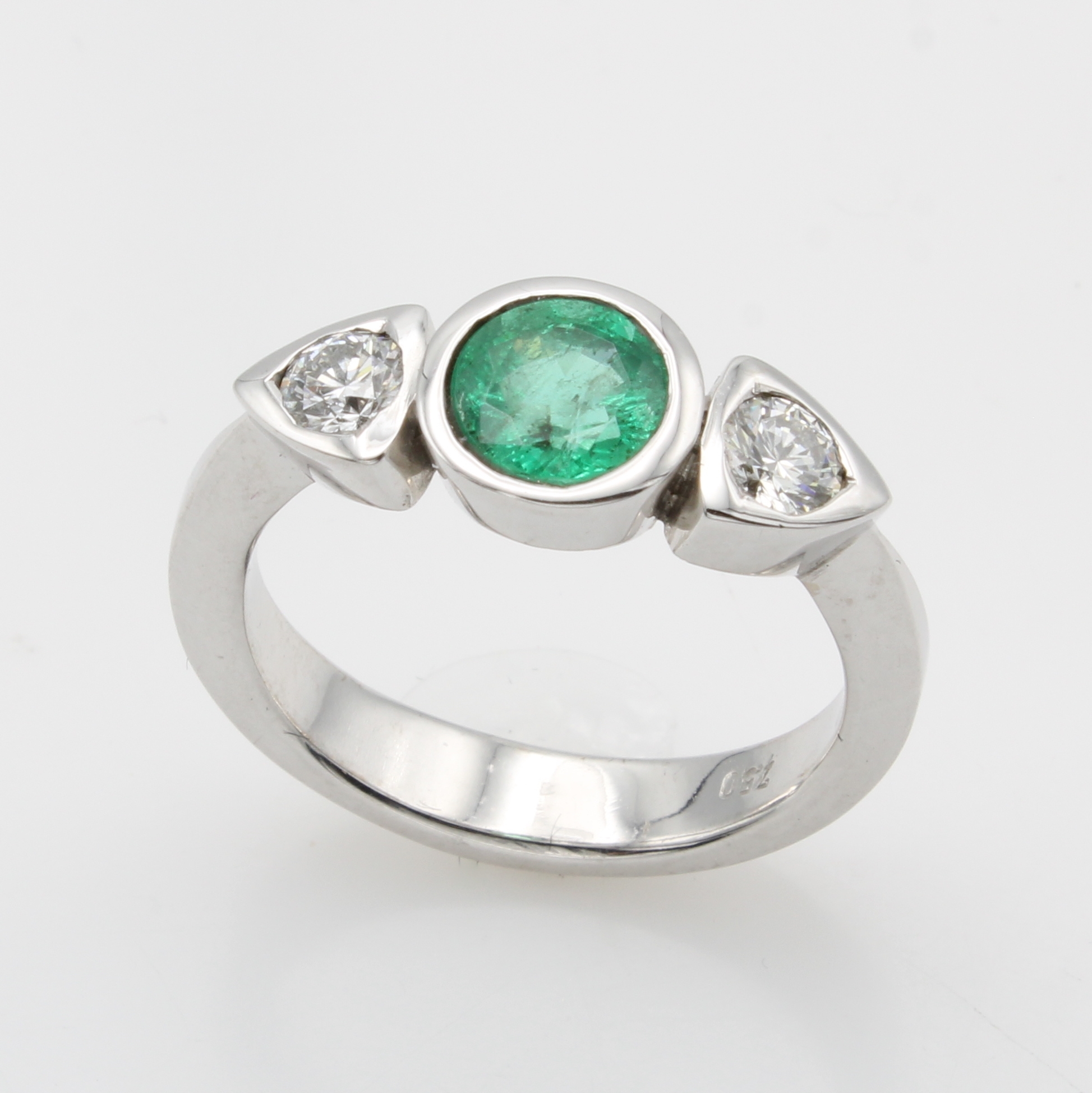 Image 27115184 - Ring mit Smaragd und Brillanten, WG 750/000, runder Smaragd ca. 1.17 ct, 2 Brill. zus. ...