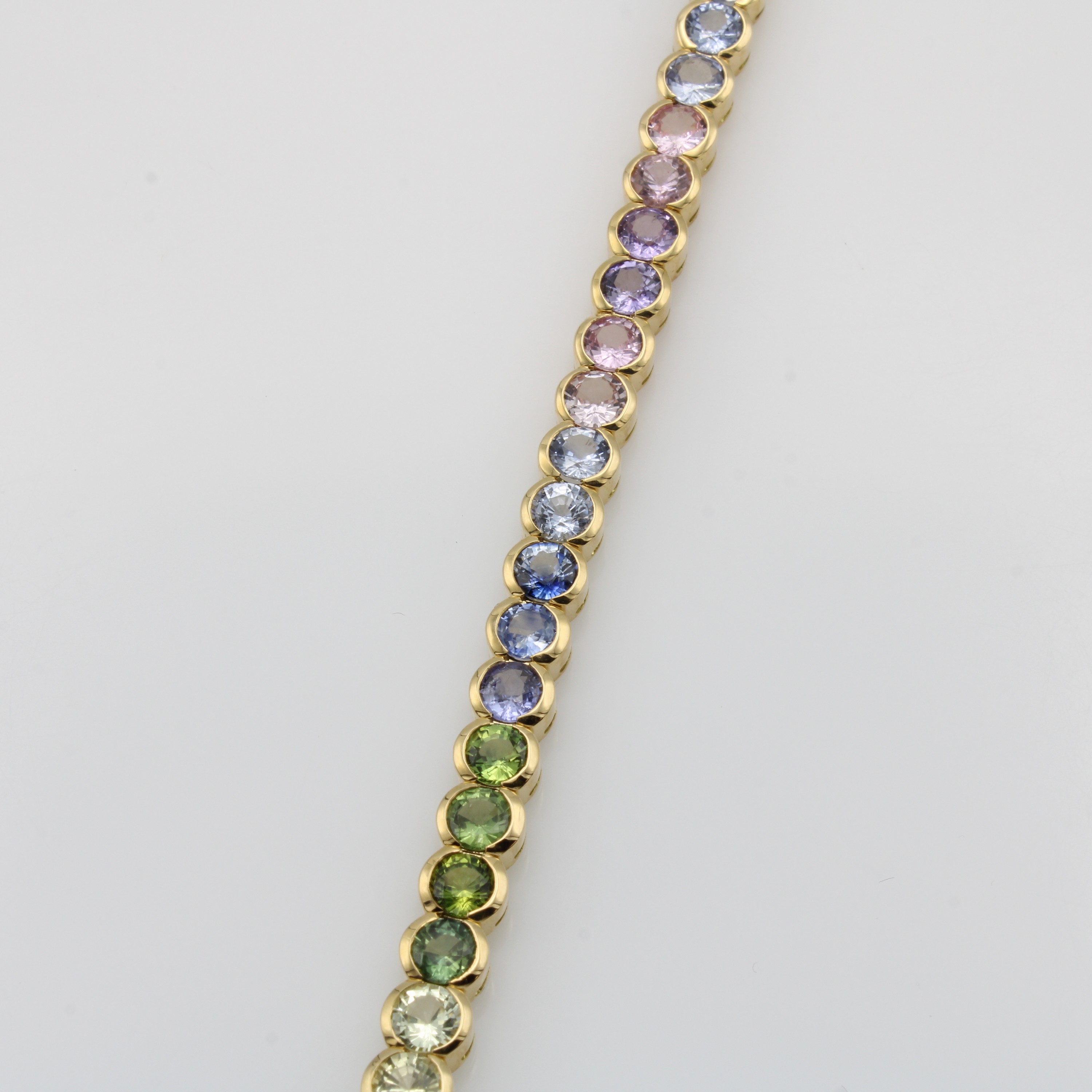 Image 27115185 - Tennisarmband mit Saphiren, GG 750/000, bunte Saphire zus. ca. 21.5 ct, Kastenschl. m. 2 ...