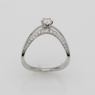 27115155a - Ring mit Brillanten, WG 750/000, gebogene Ringschiene, Mittelstein und Besatzbrill. zus. ...