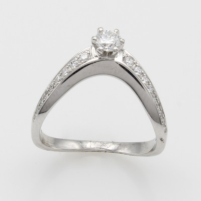 27115157a - Ring mit Brillanten, WG 750/000, gebogene Ringschiene, Mittelstein und Besatzbrill. zus. ...
