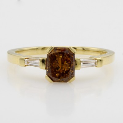 Image Ring mit Diamanten, GG 750/000, Diam. mittig gef. ca. 1.01 ct orange brown/si, 2 ...