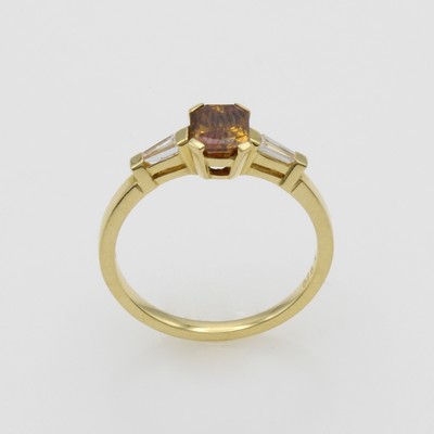 27115178a - Ring mit Diamanten, GG 750/000, Diam. mittig gef. ca. 1.01 ct orange brown/si, 2 ...