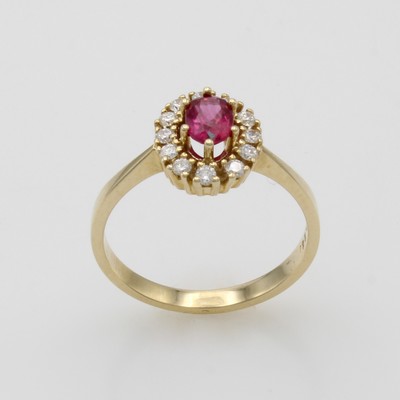 27115180a - Ring mit Rubin und Brillanten, GG 585/000, ovaler, fac. Rubin ca. 0.60 ct umgeben v. ...