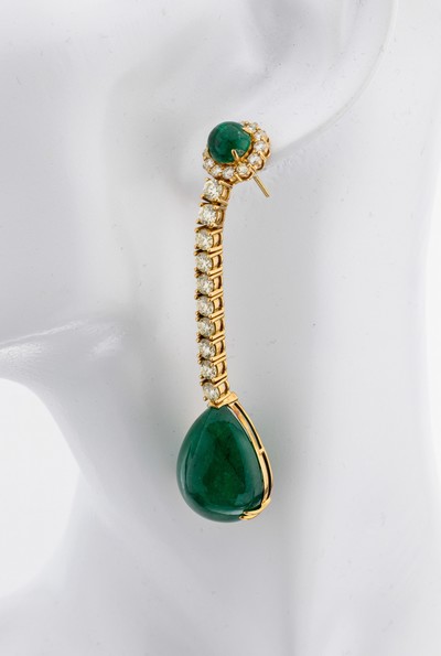 27115183a - Paar 18 kt Gold Smaragd Brillant Ohrstecker, GG 750/000, bes. mit 4 Smaragd-Cabochons ...