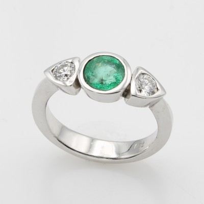 Image Ring mit Smaragd und Brillanten, WG 750/000, runder Smaragd ca. 1.17 ct, 2 Brill. zus. ...