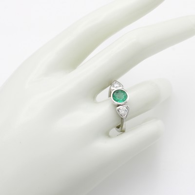 27115184a - Ring mit Smaragd und Brillanten, WG 750/000, runder Smaragd ca. 1.17 ct, 2 Brill. zus. ...