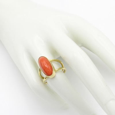 27115186a - Ring mit Koralle, GG 585/000, ovale Koralle in glatter Fassung ca. 5.5 ct, 2-rhg. ...