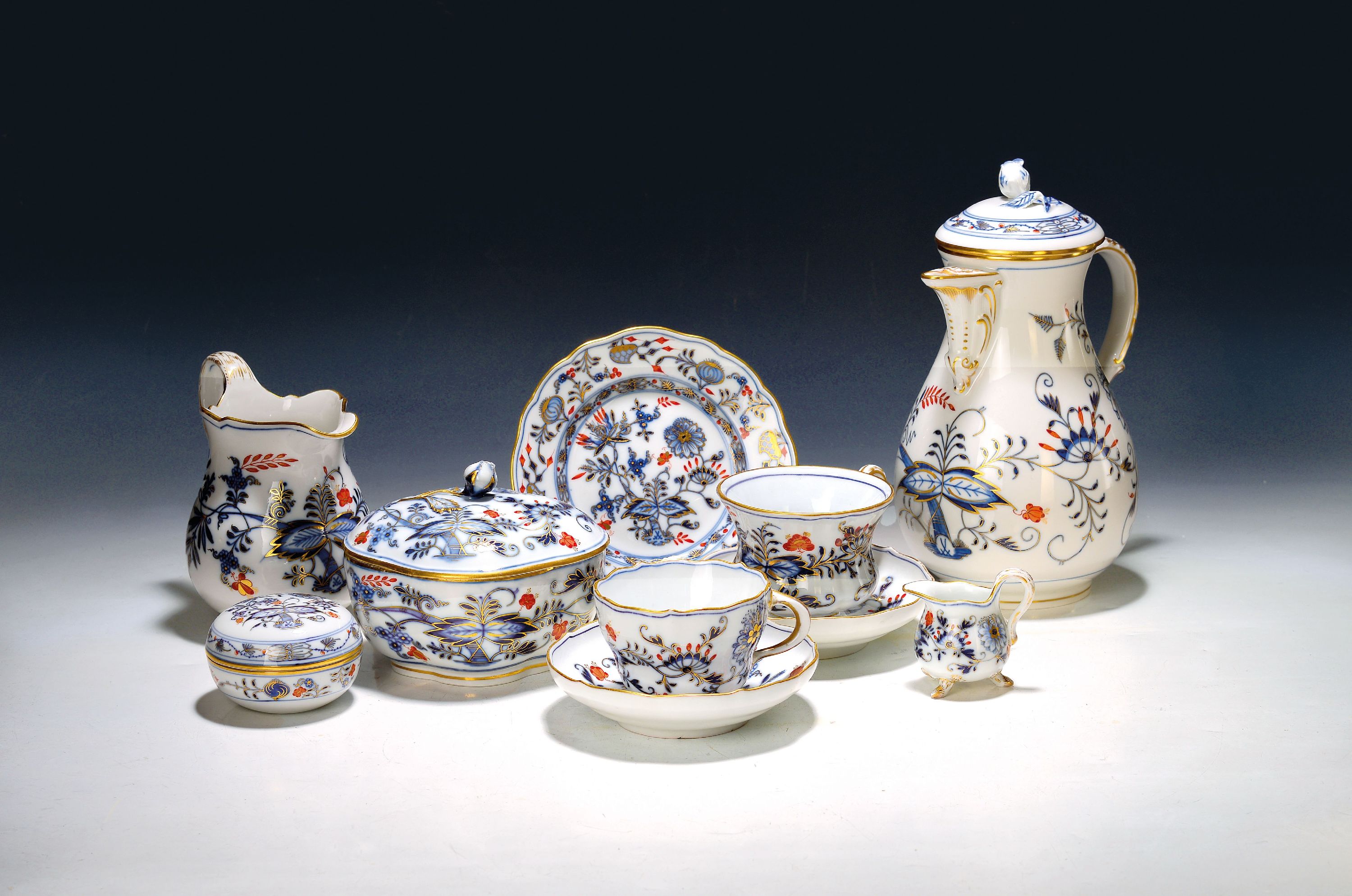 Image 27115209 - Service, Meissen, überwiegend Knaufzeit, Zwiebelmuster kobaltblau, rot- und ...