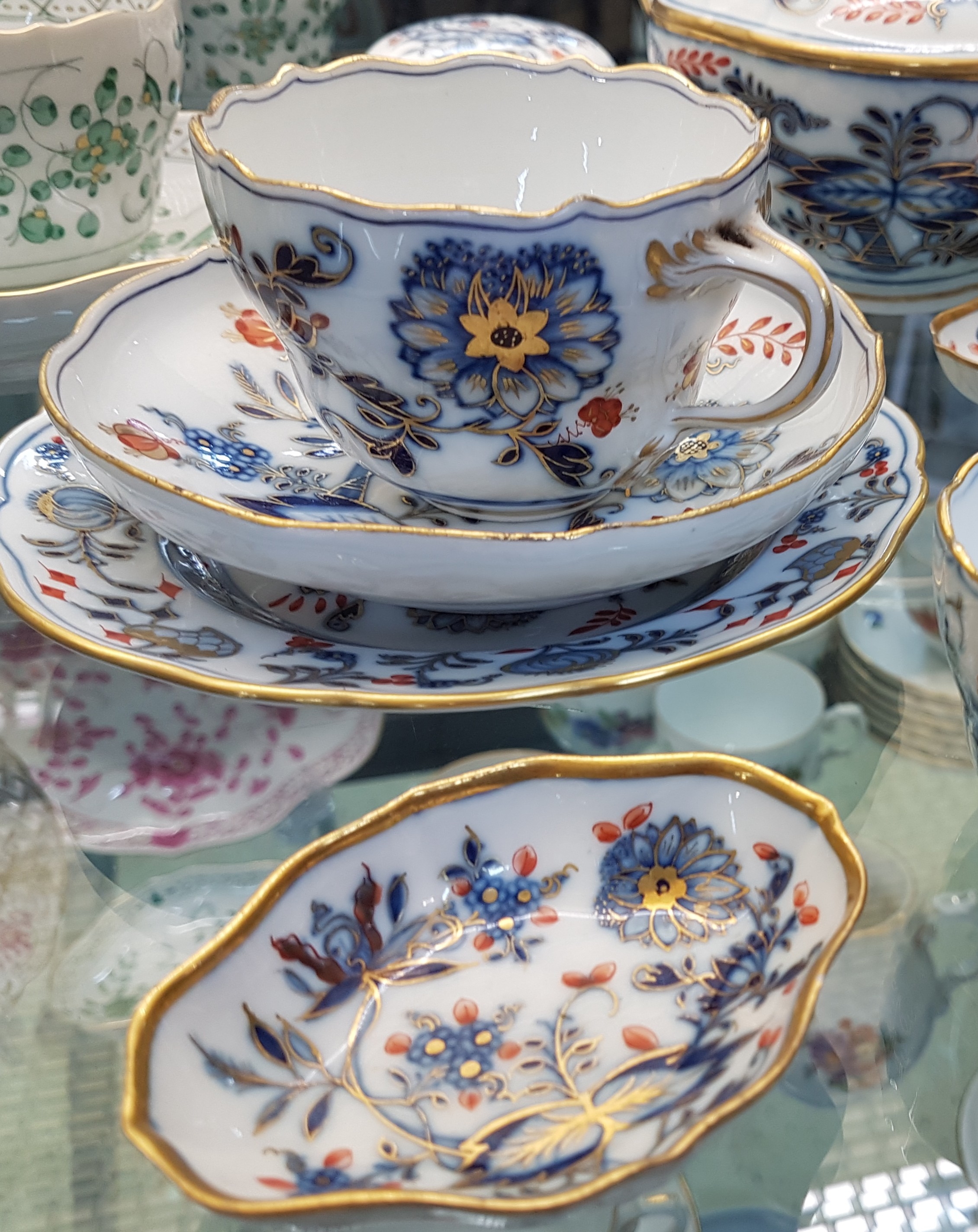 Detail b: Service, Meissen, überwiegend Knaufzeit, Zwiebelmuster kobaltblau, rot- und goldschattiert, Kaffeekanne, Milchkanne, kleiner Sahnegießer, Paar ...