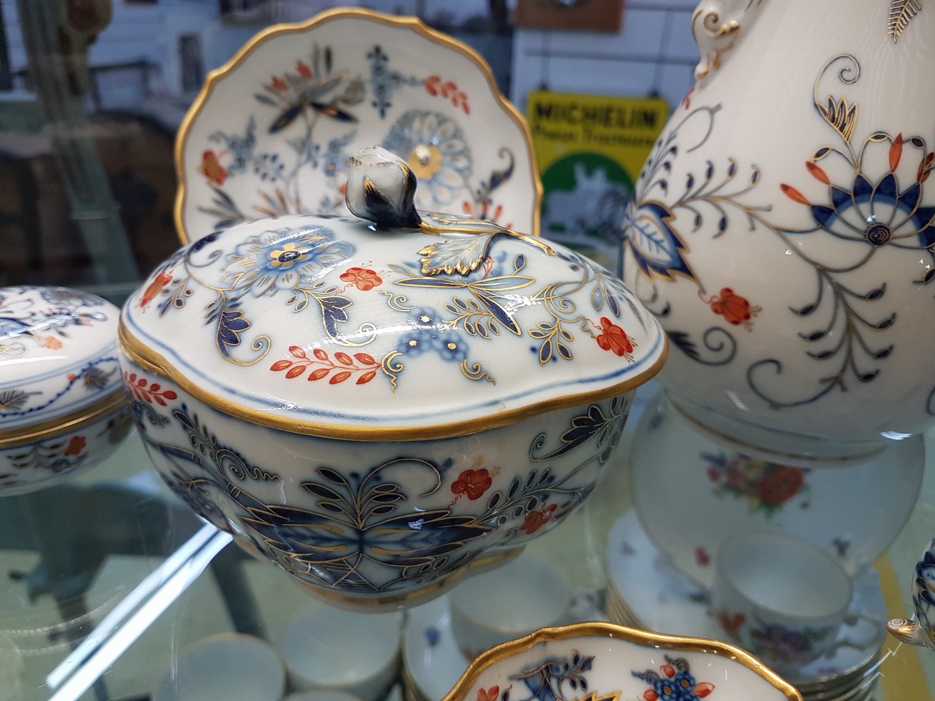 Detail c: Service, Meissen, überwiegend Knaufzeit, Zwiebelmuster kobaltblau, rot- und goldschattiert, Kaffeekanne, Milchkanne, kleiner Sahnegießer, Paar ...