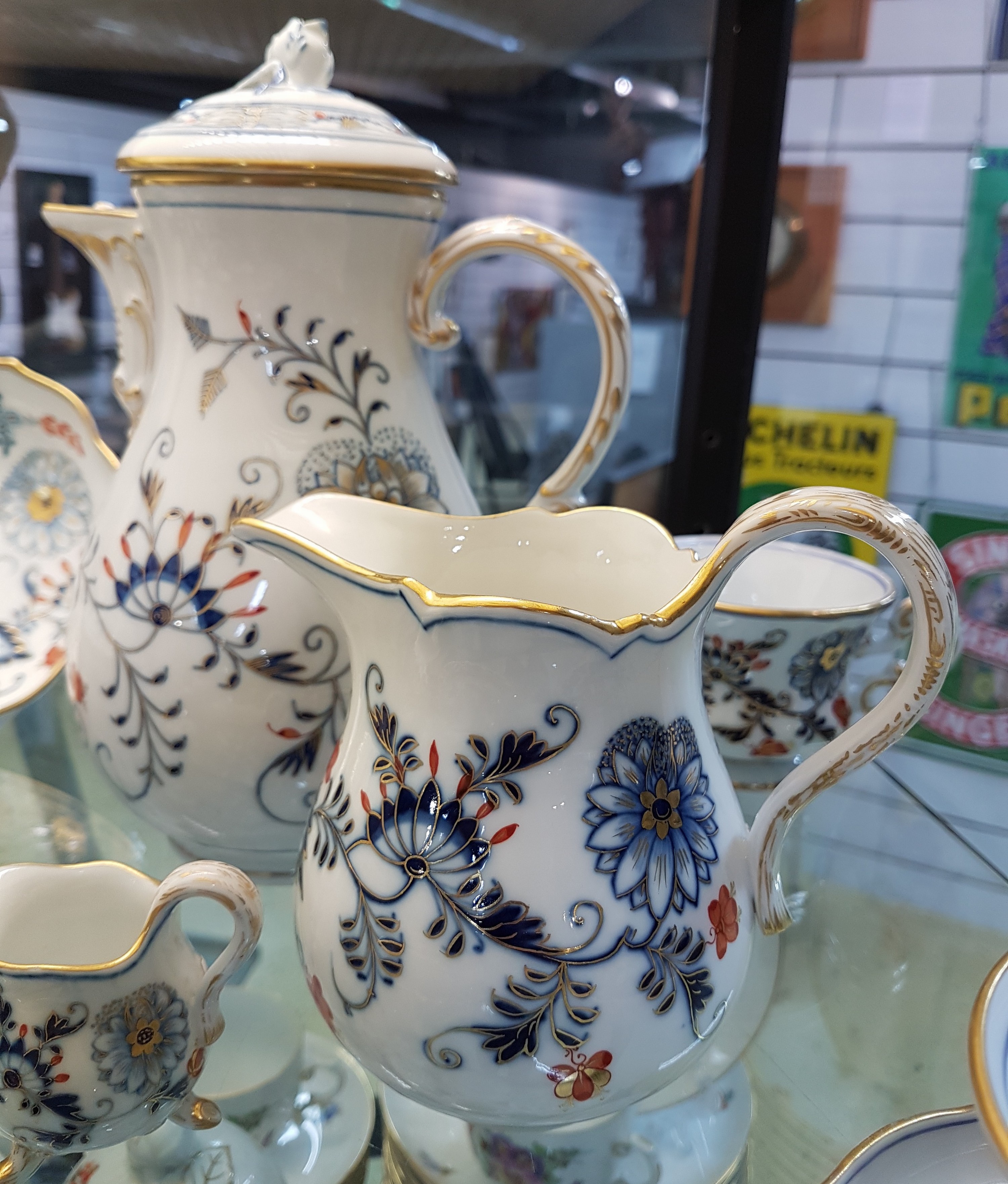 Detail d: Service, Meissen, überwiegend Knaufzeit, Zwiebelmuster kobaltblau, rot- und goldschattiert, Kaffeekanne, Milchkanne, kleiner Sahnegießer, Paar ...