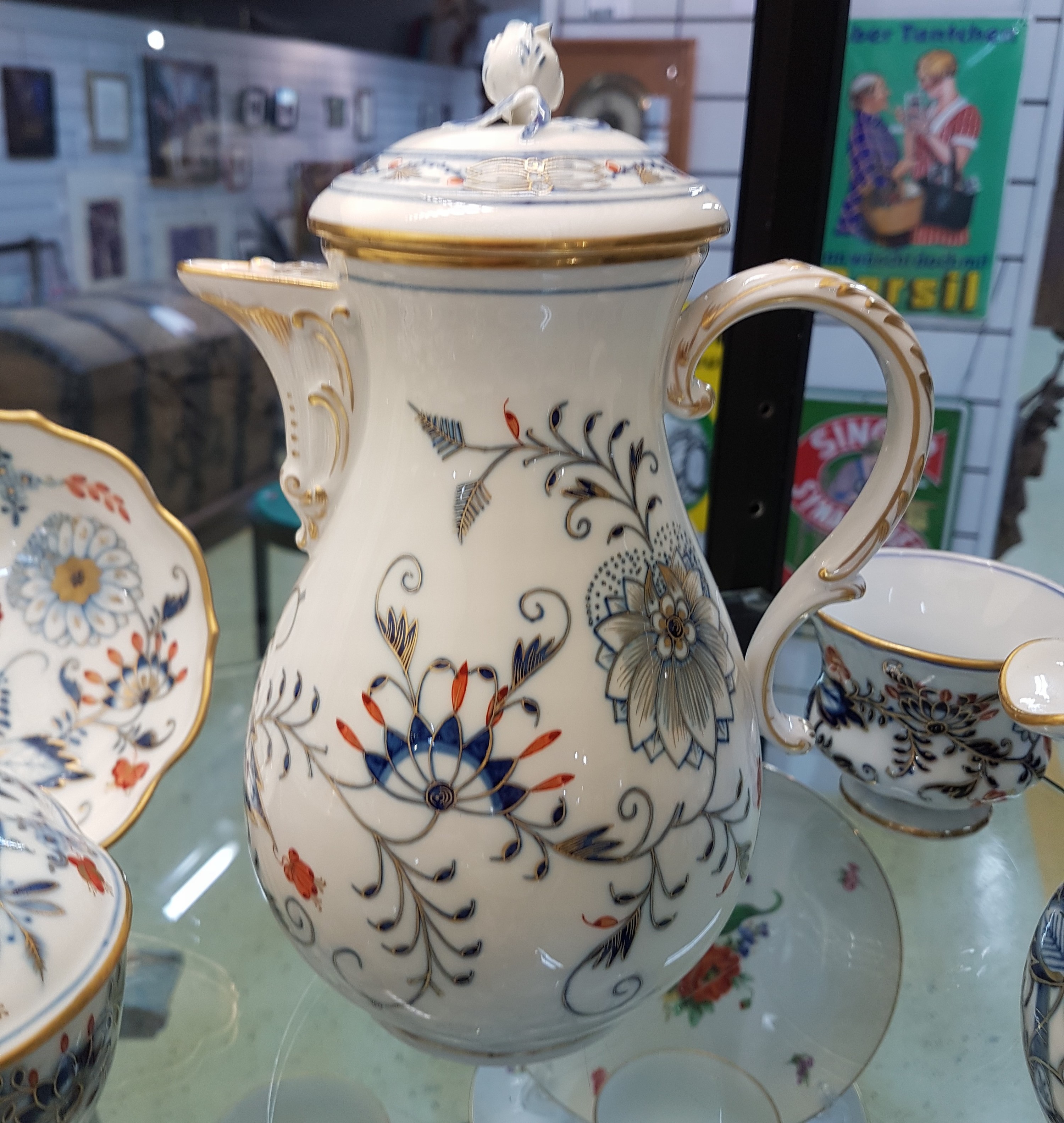 Detail e: Service, Meissen, überwiegend Knaufzeit, Zwiebelmuster kobaltblau, rot- und goldschattiert, Kaffeekanne, Milchkanne, kleiner Sahnegießer, Paar ...