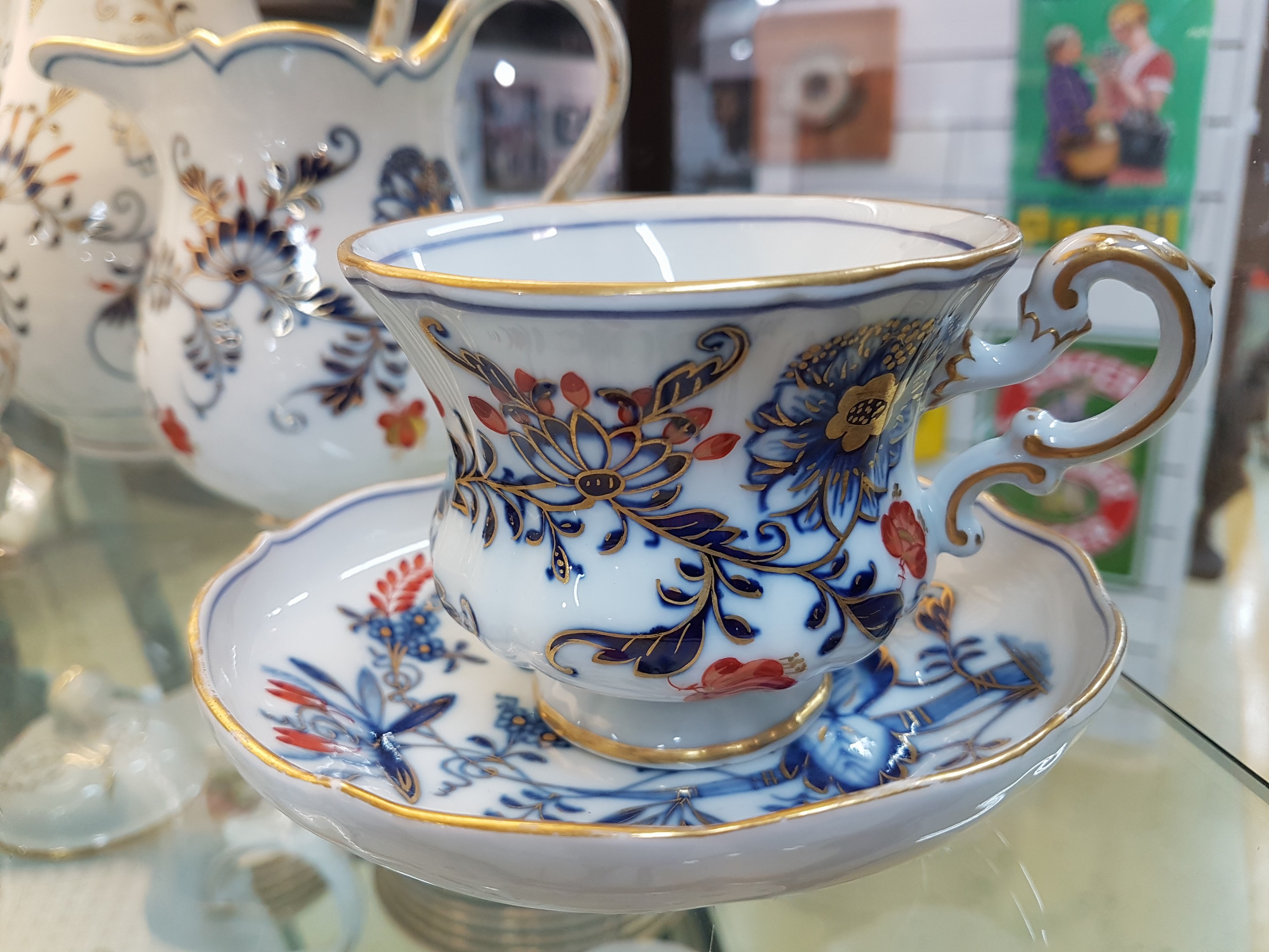 Detail f: Service, Meissen, überwiegend Knaufzeit, Zwiebelmuster kobaltblau, rot- und goldschattiert, Kaffeekanne, Milchkanne, kleiner Sahnegießer, Paar ...