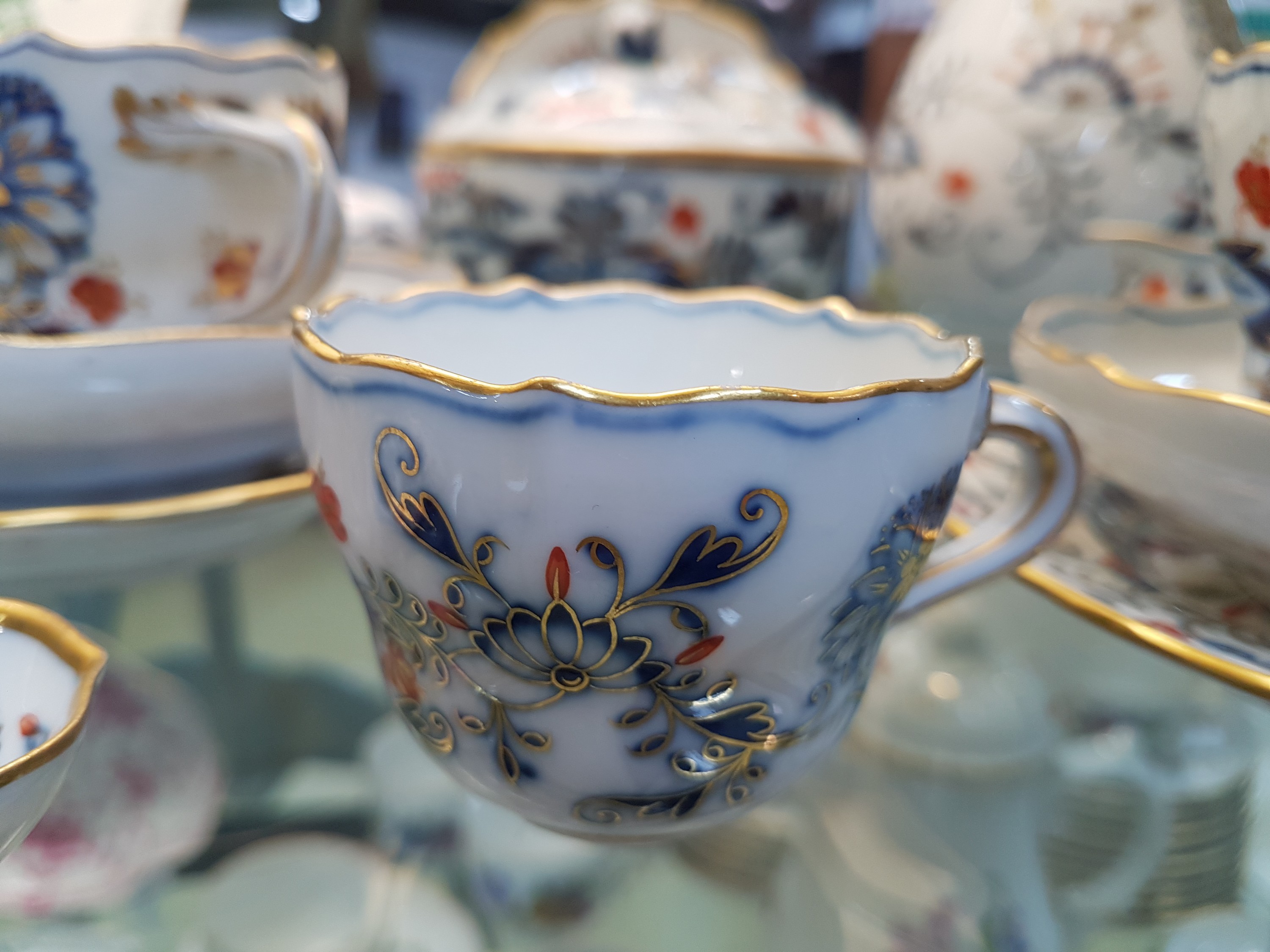 Detail h: Service, Meissen, überwiegend Knaufzeit, Zwiebelmuster kobaltblau, rot- und goldschattiert, Kaffeekanne, Milchkanne, kleiner Sahnegießer, Paar ...