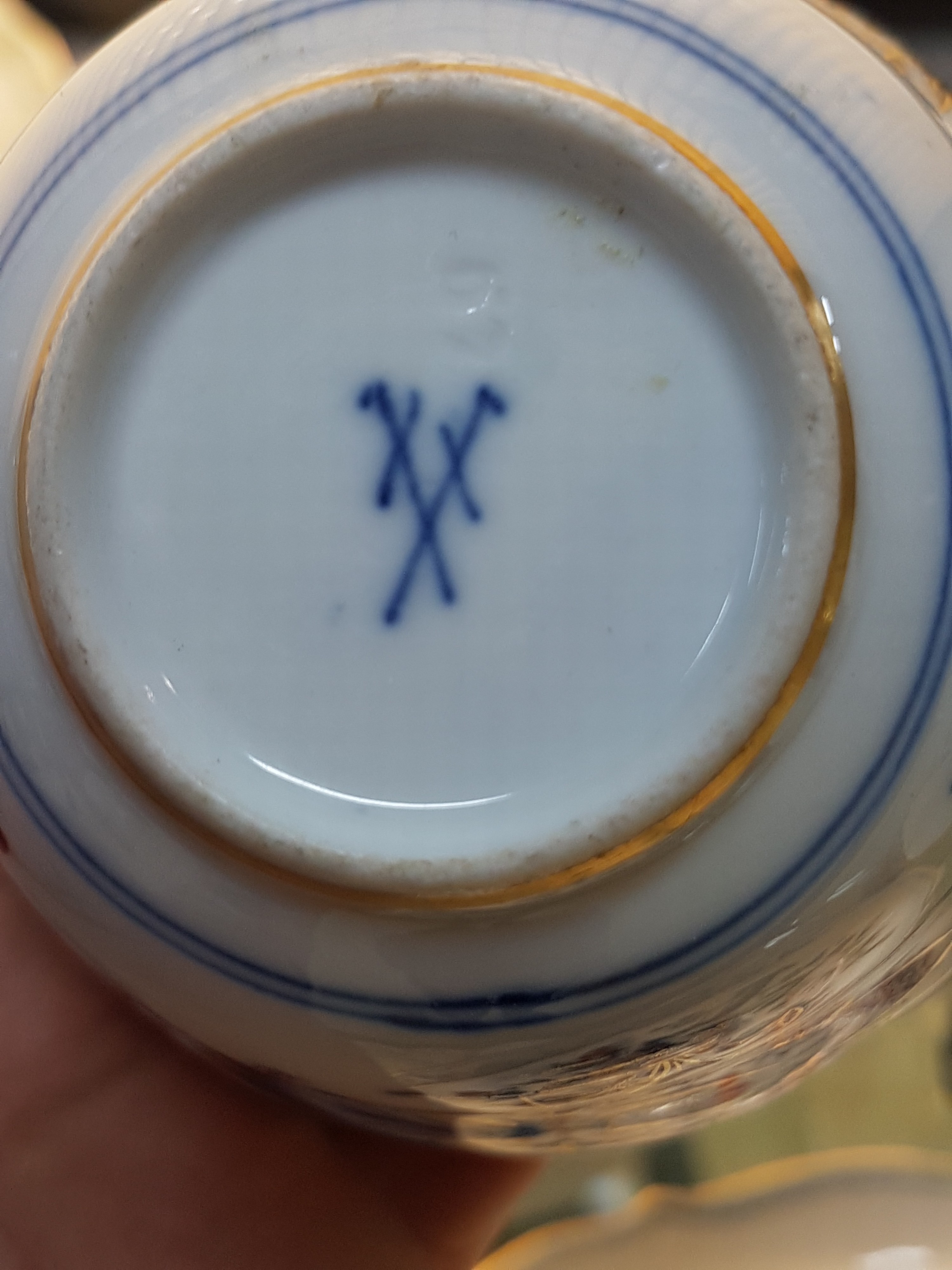 Detail j: Service, Meissen, überwiegend Knaufzeit, Zwiebelmuster kobaltblau, rot- und goldschattiert, Kaffeekanne, Milchkanne, kleiner Sahnegießer, Paar ...