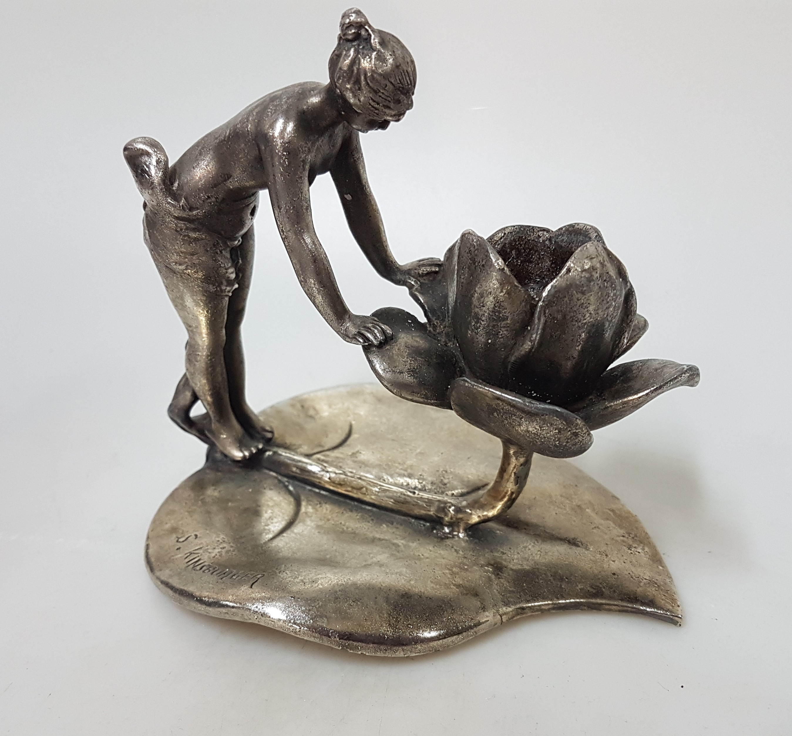 Detail a: Kerzenleuchter von Sylvain Kinsburger (1855-1935), in Form einer Nymphe auf Seerose, Weissbronze, H. ca. 12cm, L. ca. 14cm, Kinsburger wurde an der ...