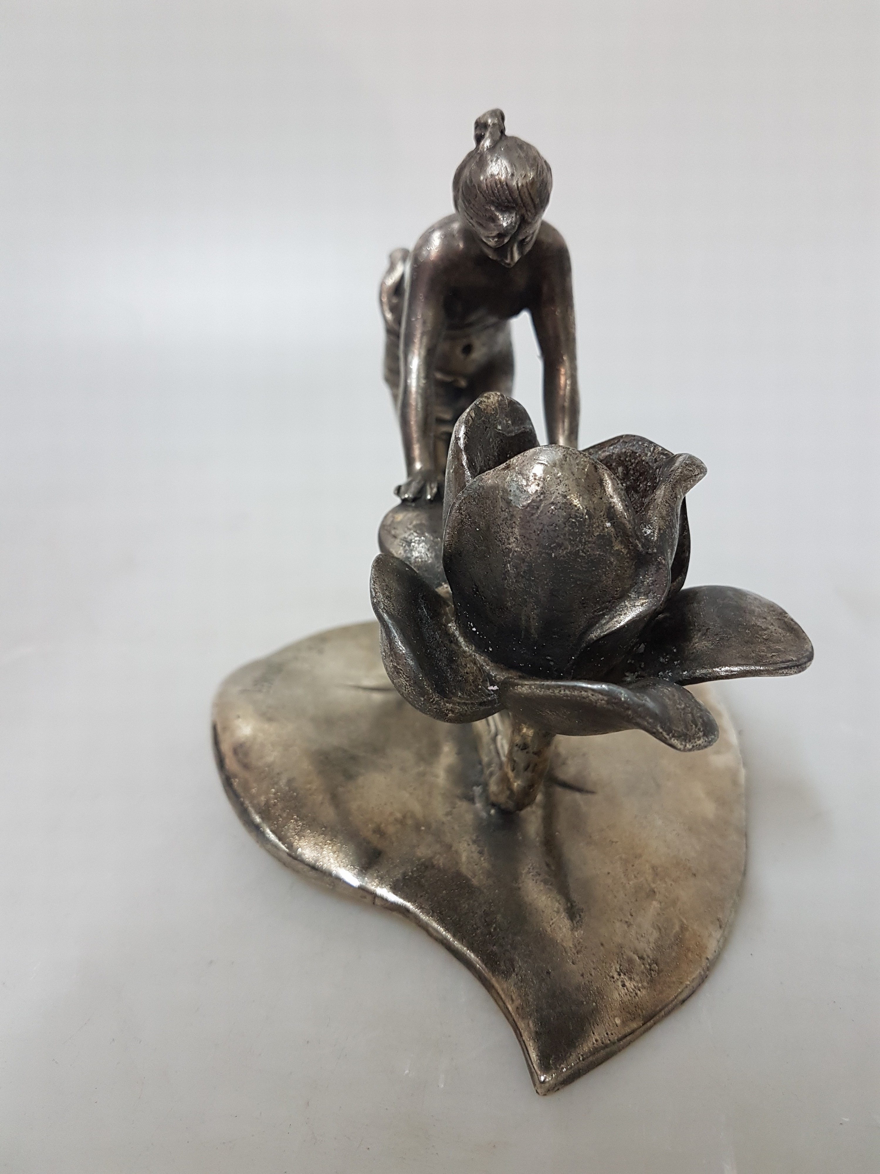 Detail d: Kerzenleuchter von Sylvain Kinsburger (1855-1935), in Form einer Nymphe auf Seerose, Weissbronze, H. ca. 12cm, L. ca. 14cm, Kinsburger wurde an der ...