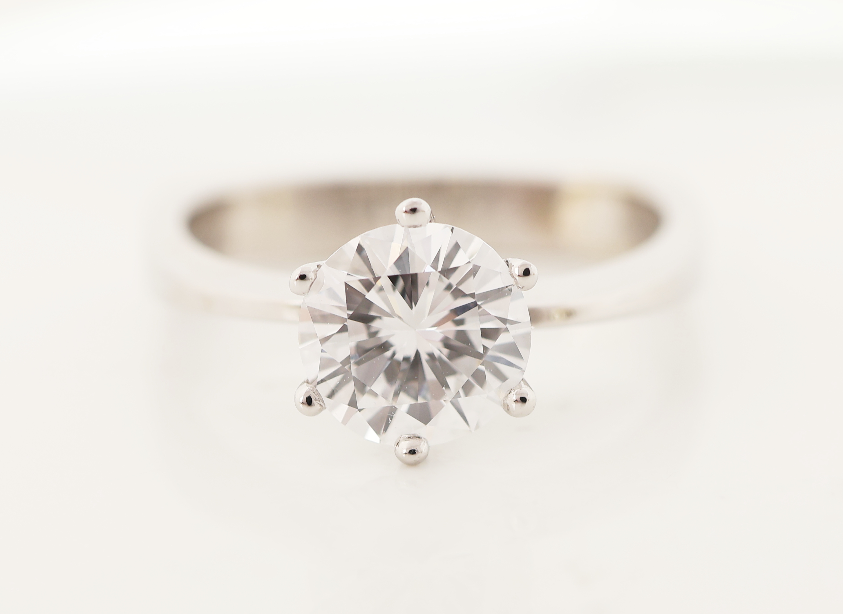Detail b: 18 kt Gold Brillant-Ring, WG 750/000, Brillant ca. 1.24 ct hochfeines Weiß+(D)/vvs1,RW 53, ca. 4.1 g, HRD-Expertise für Brillant anbei
