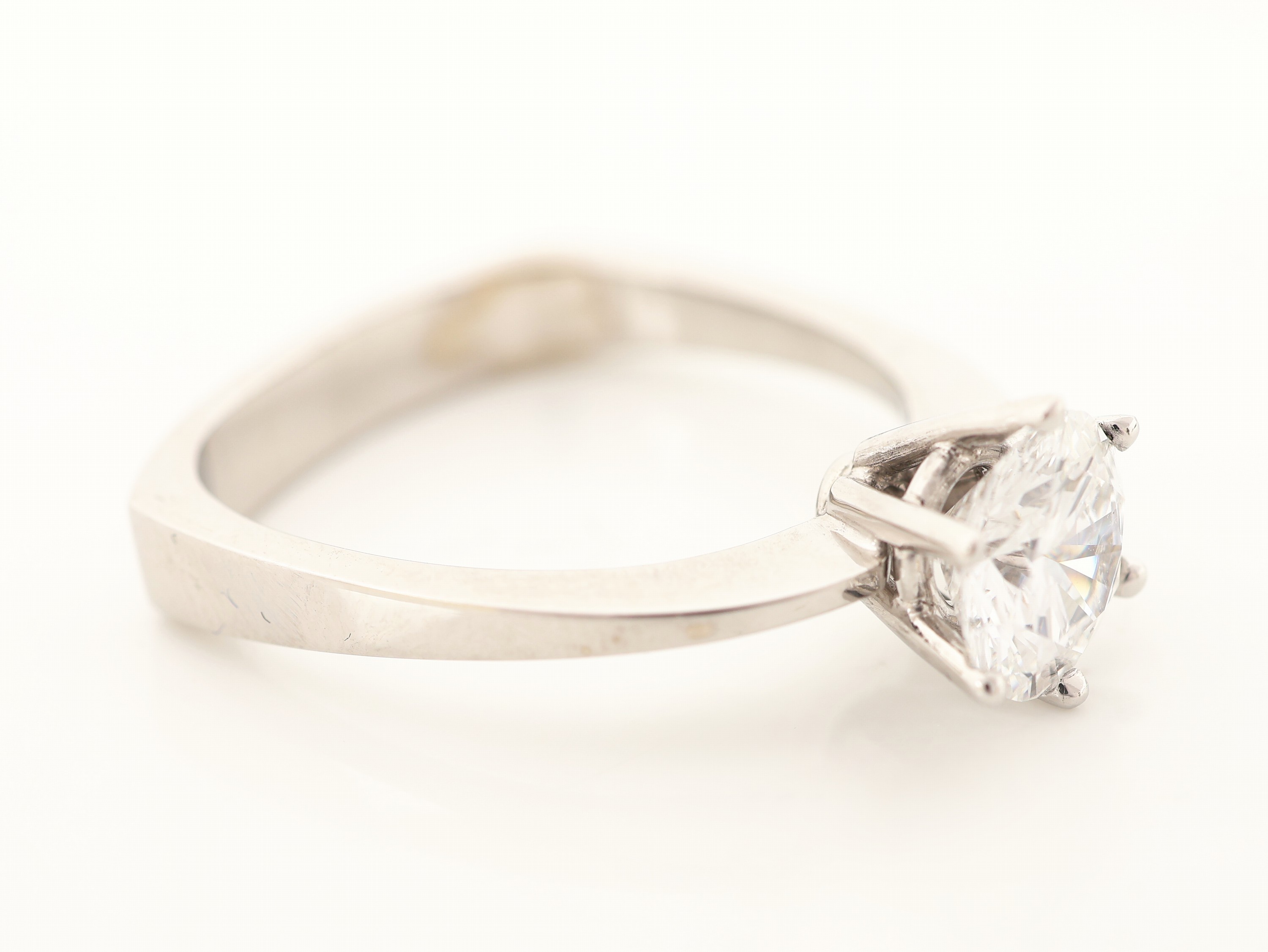 Detail c: 18 kt Gold Brillant-Ring, WG 750/000, Brillant ca. 1.24 ct hochfeines Weiß+(D)/vvs1,RW 53, ca. 4.1 g, HRD-Expertise für Brillant anbei