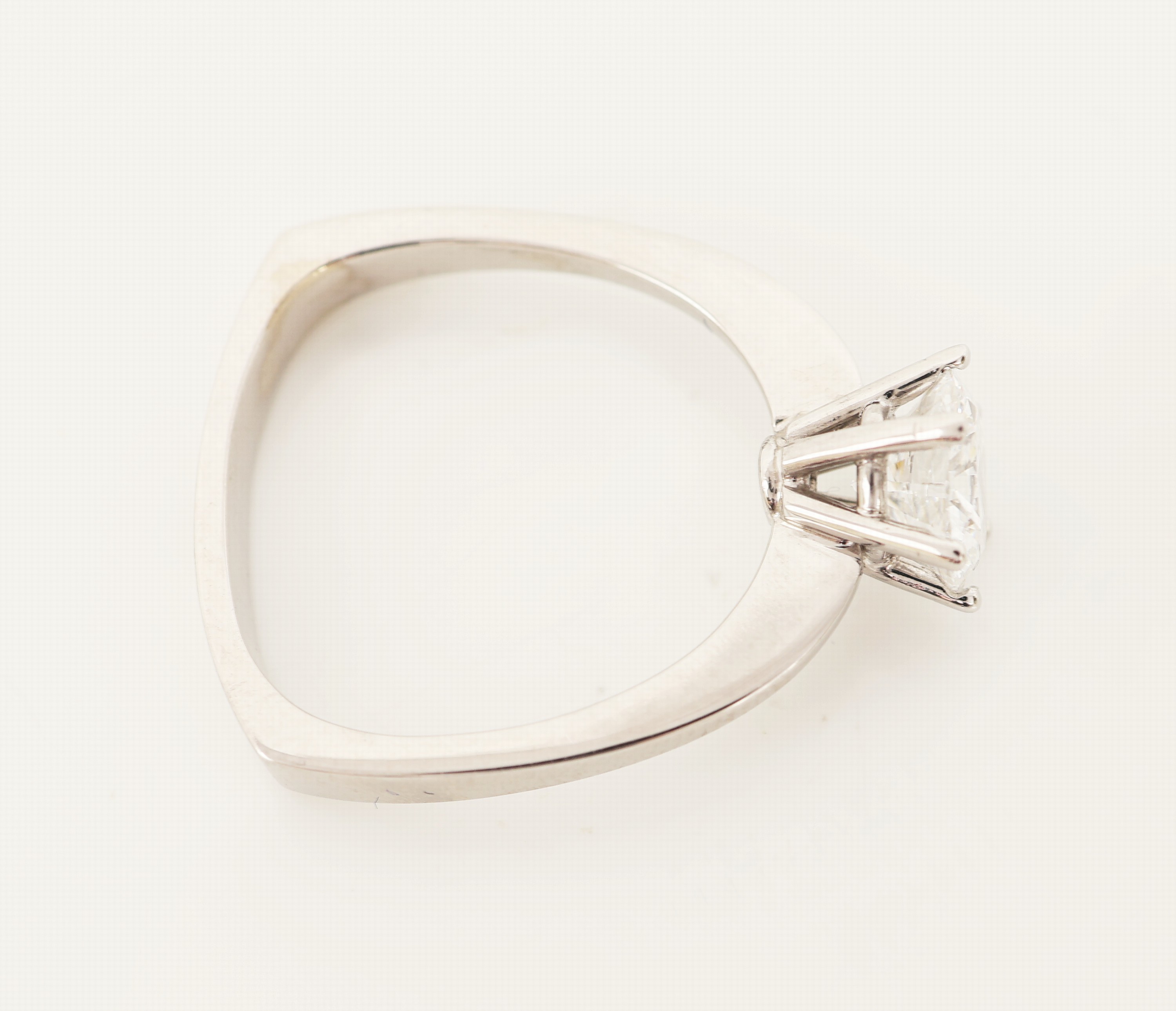 Detail d: 18 kt Gold Brillant-Ring, WG 750/000, Brillant ca. 1.24 ct hochfeines Weiß+(D)/vvs1,RW 53, ca. 4.1 g, HRD-Expertise für Brillant anbei