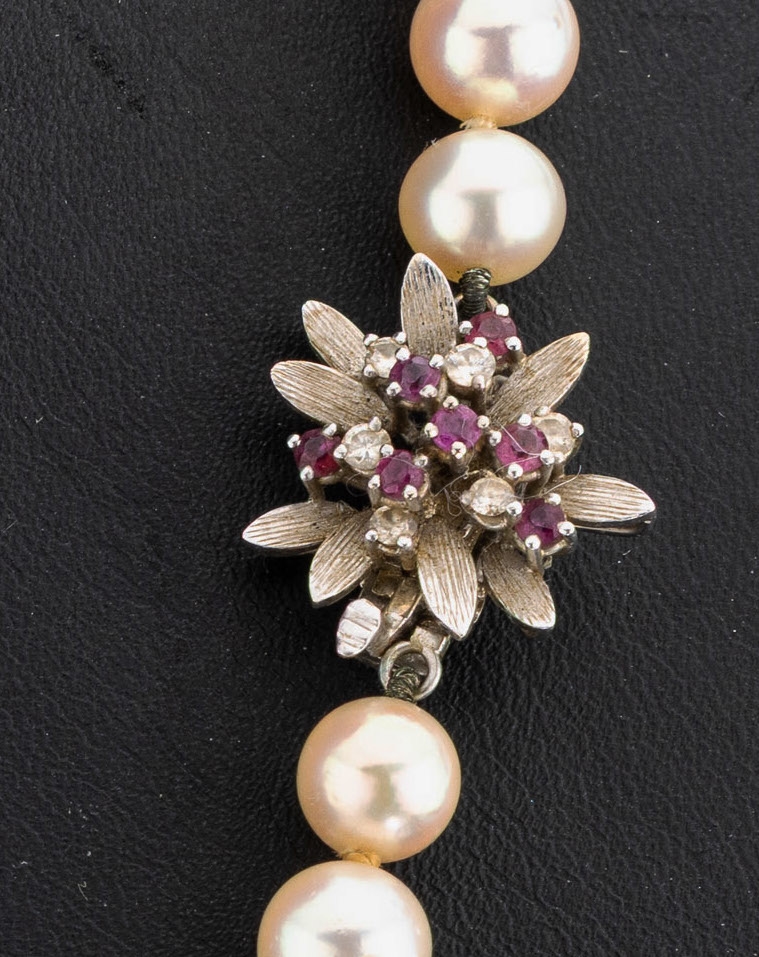 Detail a: Perl-Collier mit 18 kt Gold Brillant-Rubin -Schließe, WG 750/000, Akoyazuchtperlen, D.ca. 7.1-7.5 mm, abstrakt florales Kastenschloss mit 6 ...