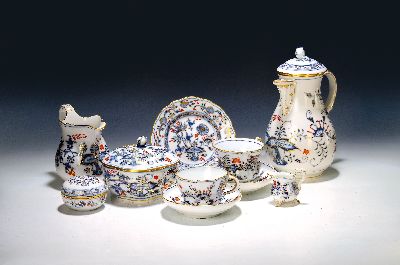Image Service, Meissen, überwiegend Knaufzeit, Zwiebelmuster kobaltblau, rot- und ...