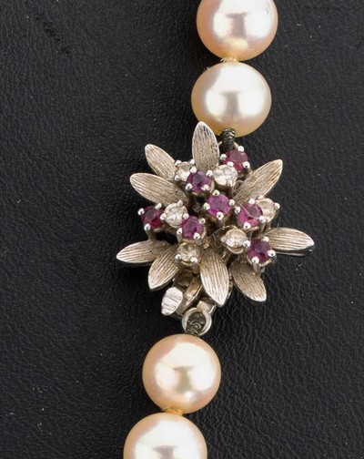27115267a - Perl-Collier mit 18 kt Gold Brillant-Rubin -Schließe, WG 750/000, Akoyazuchtperlen, ...