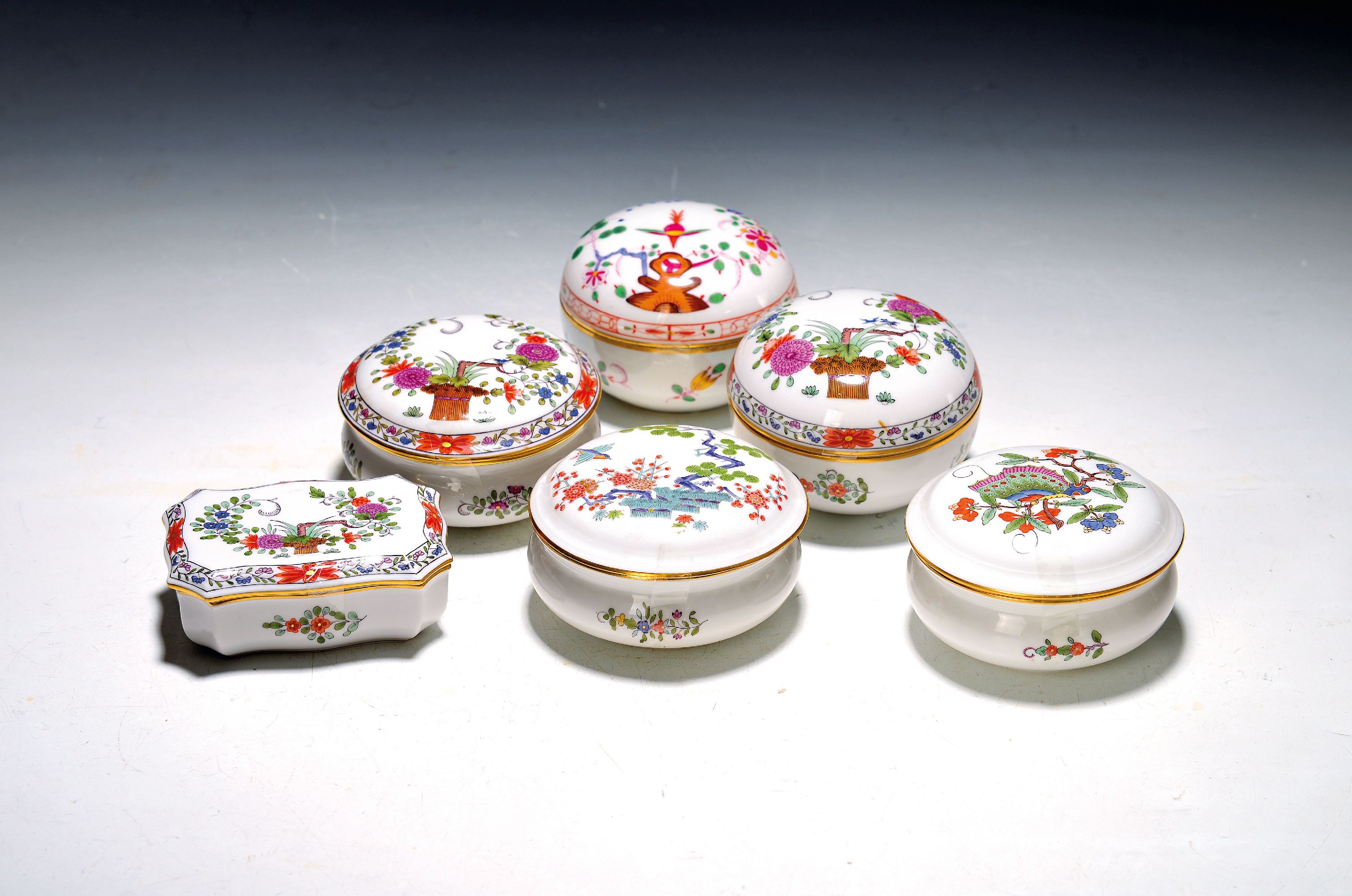 Image 27115441 - 6 Deckeldosen, Meissen, 20. Jh., Porzellan, Goldränder, u.a. Garbenmuster, Fels- und ...