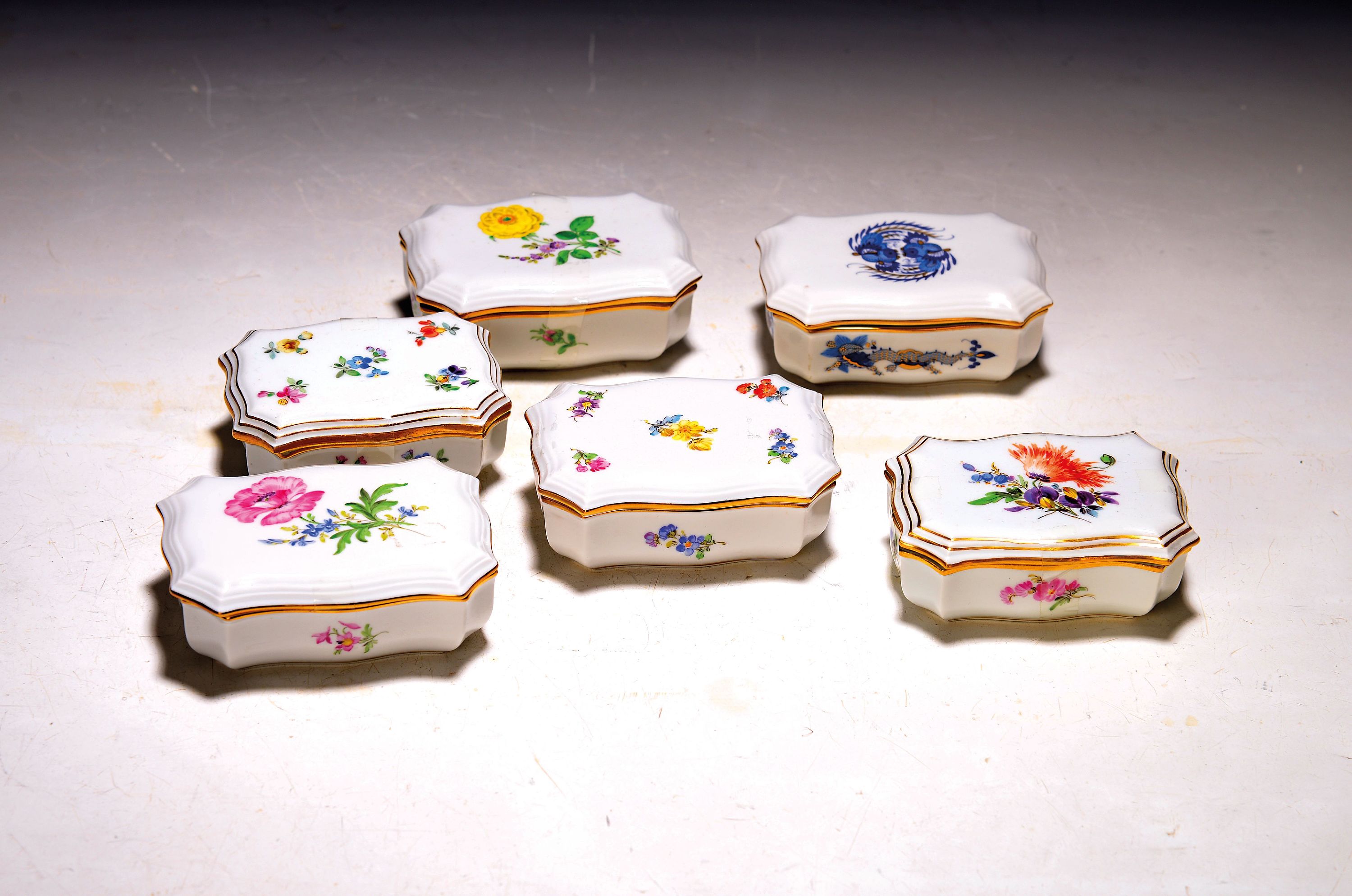 Image 27115448 - 6 flache Deckeldosen/Tabatieren, Meissen, 20. Jh., Porzellan, versch. Dekore, u.a.: ...