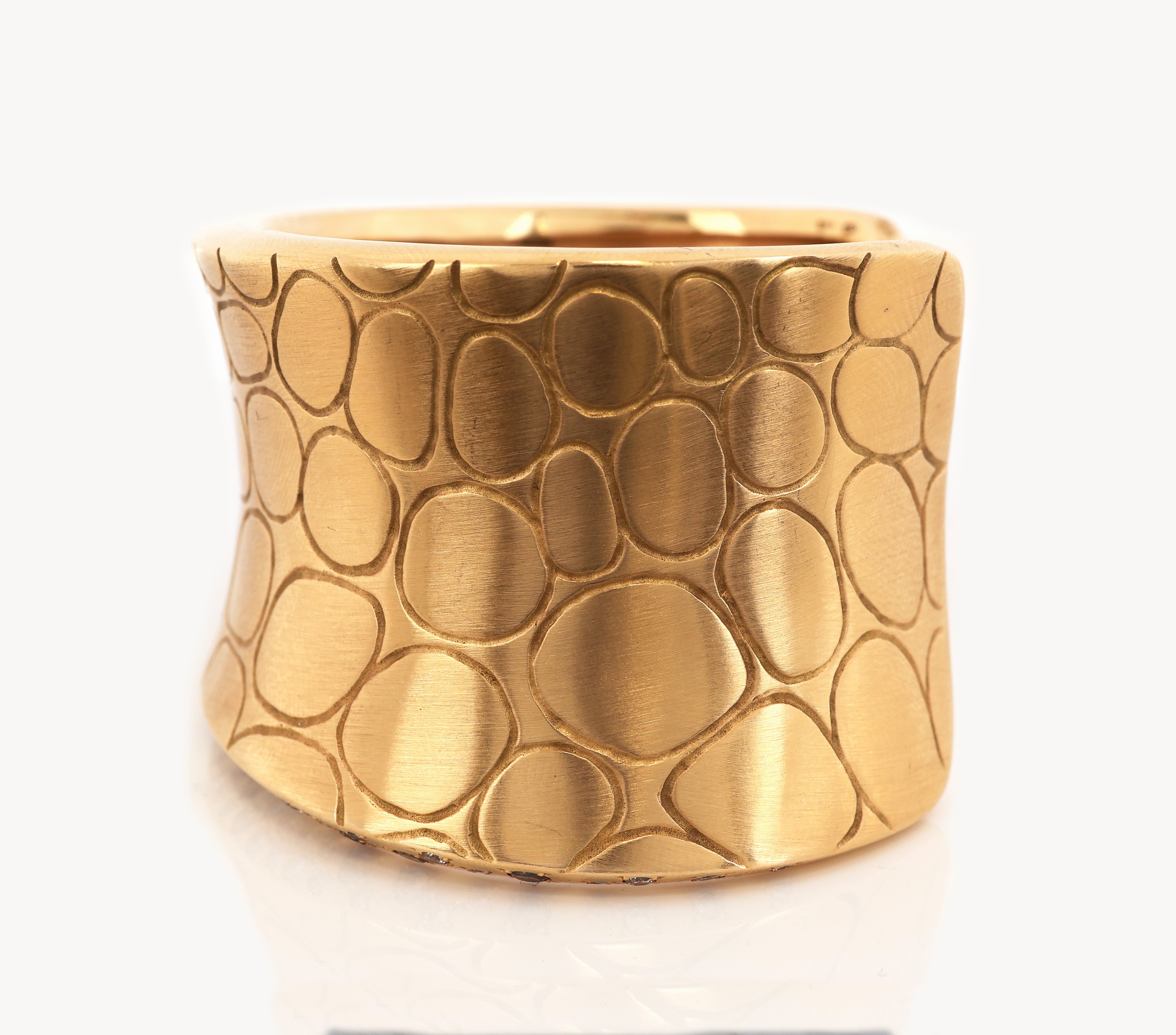 Detail b: 18 kt Gold POMELLATO Brillant-Armspange, PinkG 750/000, Modell COCCO, Oberfläche in Krokodillederoptik, oberer Rand mit 53 Brillanten zus. ca. 1.77 ...