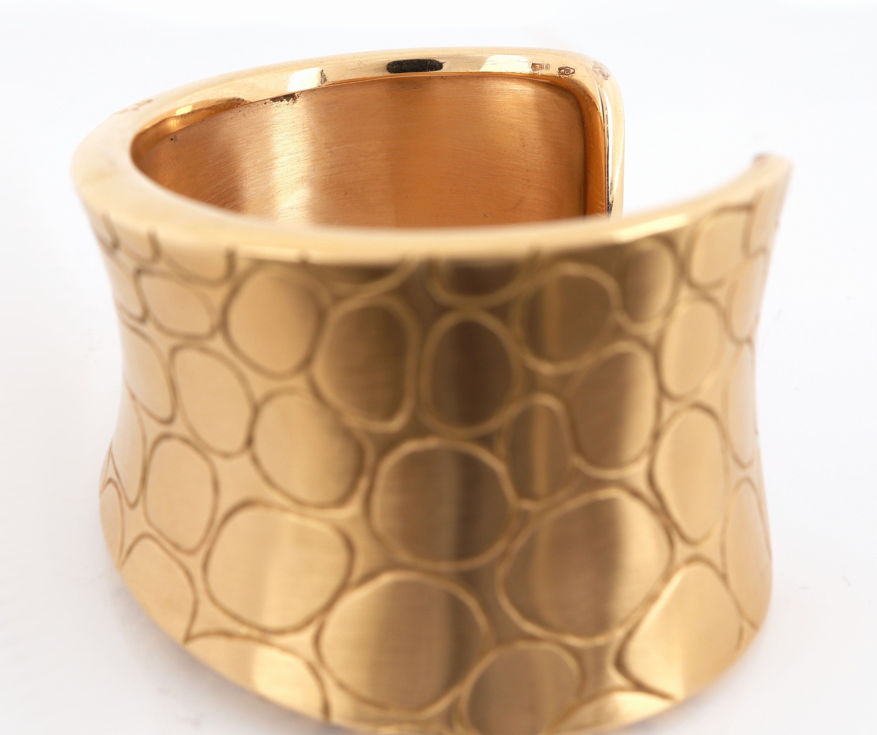 Detail c: 18 kt Gold POMELLATO Brillant-Armspange, PinkG 750/000, Modell COCCO, Oberfläche in Krokodillederoptik, oberer Rand mit 53 Brillanten zus. ca. 1.77 ...