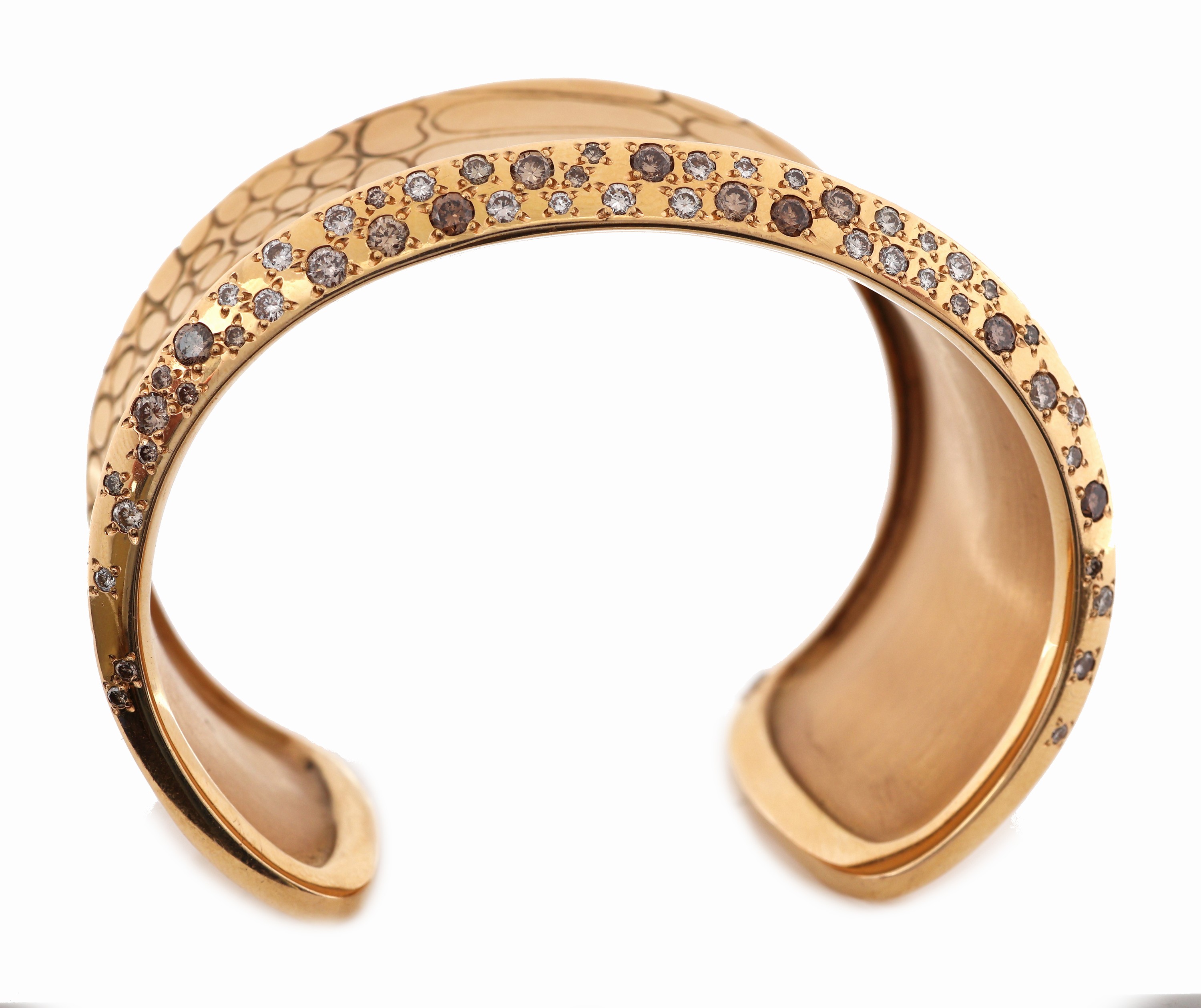 Detail d: 18 kt Gold POMELLATO Brillant-Armspange, PinkG 750/000, Modell COCCO, Oberfläche in Krokodillederoptik, oberer Rand mit 53 Brillanten zus. ca. 1.77 ...