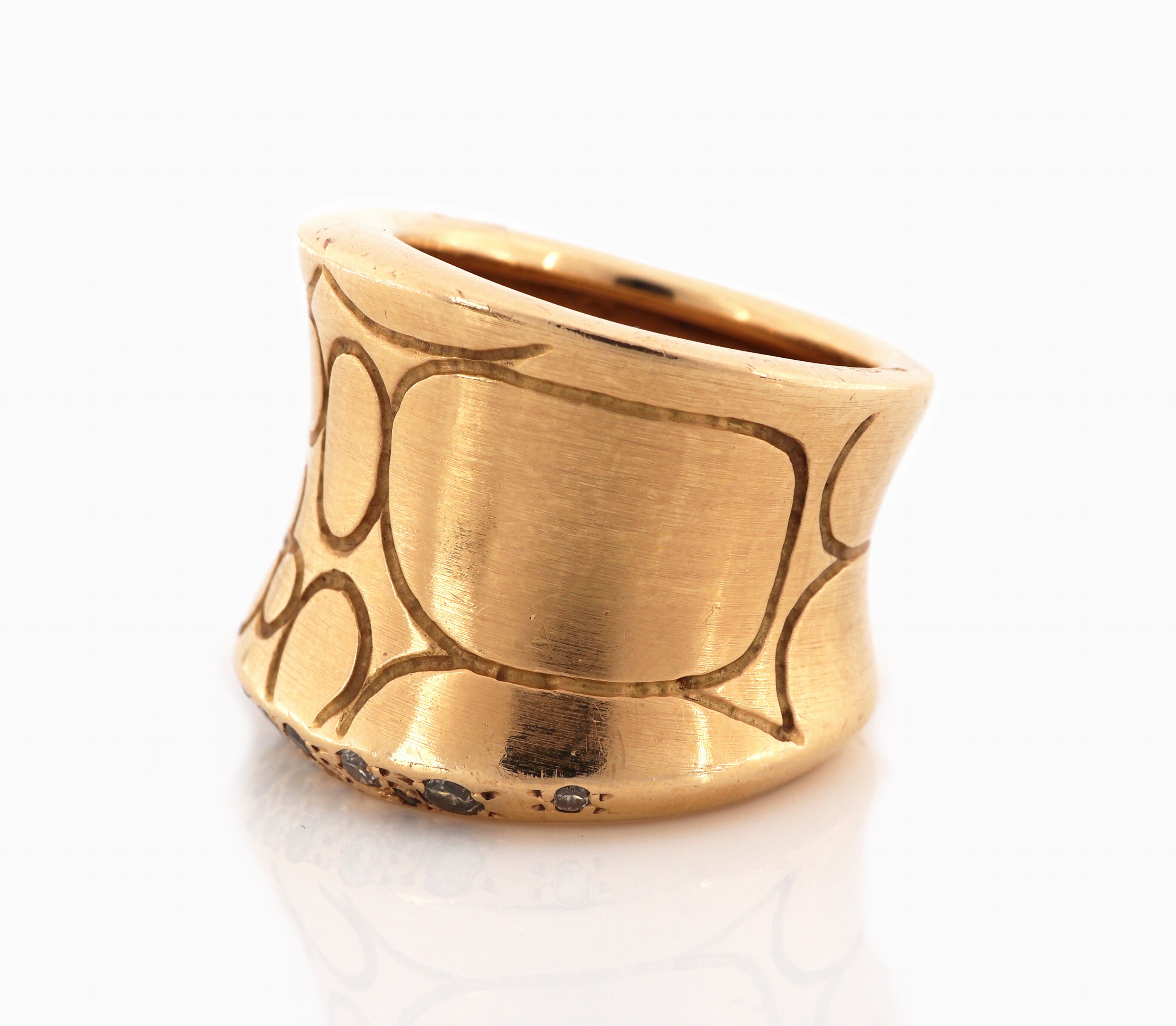 Detail d: 18 kt Gold POMELLATO Brillant-Ring, PinkG 750/000, Modell COCCO, Oberfläche in Krokodillederoptik, oberer Rand mit 30 Brillanten zus. ca. 0.90 ct ...