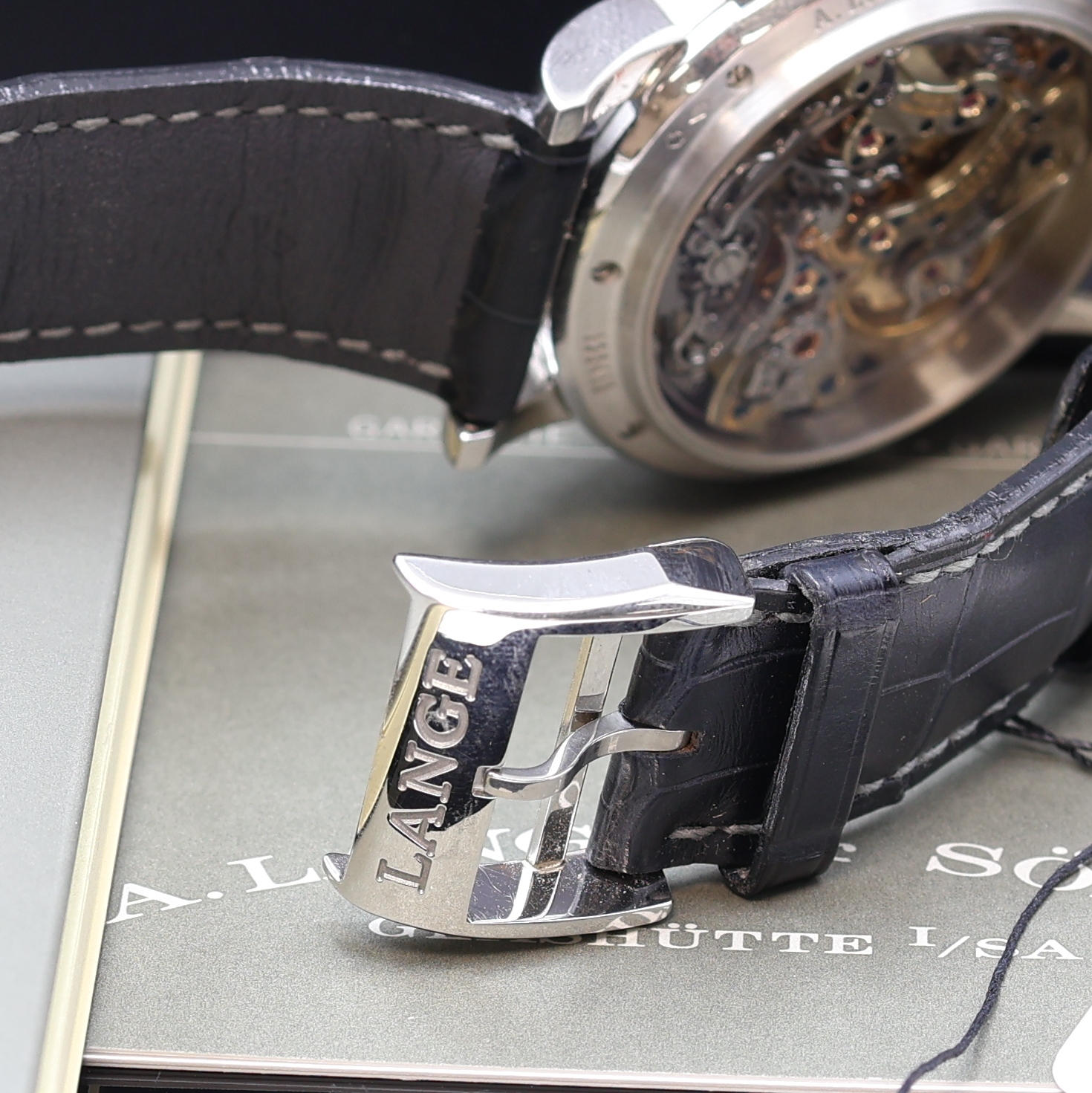 Detail b: A. LANGE & SÖHNE Schaltradchronograph Datograph Flyback in Platin Referenz 403.035, Deutschland verk. 08/2000, Handaufzug, beids. vergl. Geh., Boden ...