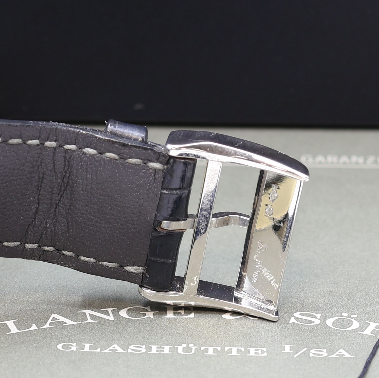 Detail c: A. LANGE & SÖHNE Schaltradchronograph Datograph Flyback in Platin Referenz 403.035, Deutschland verk. 08/2000, Handaufzug, beids. vergl. Geh., Boden ...