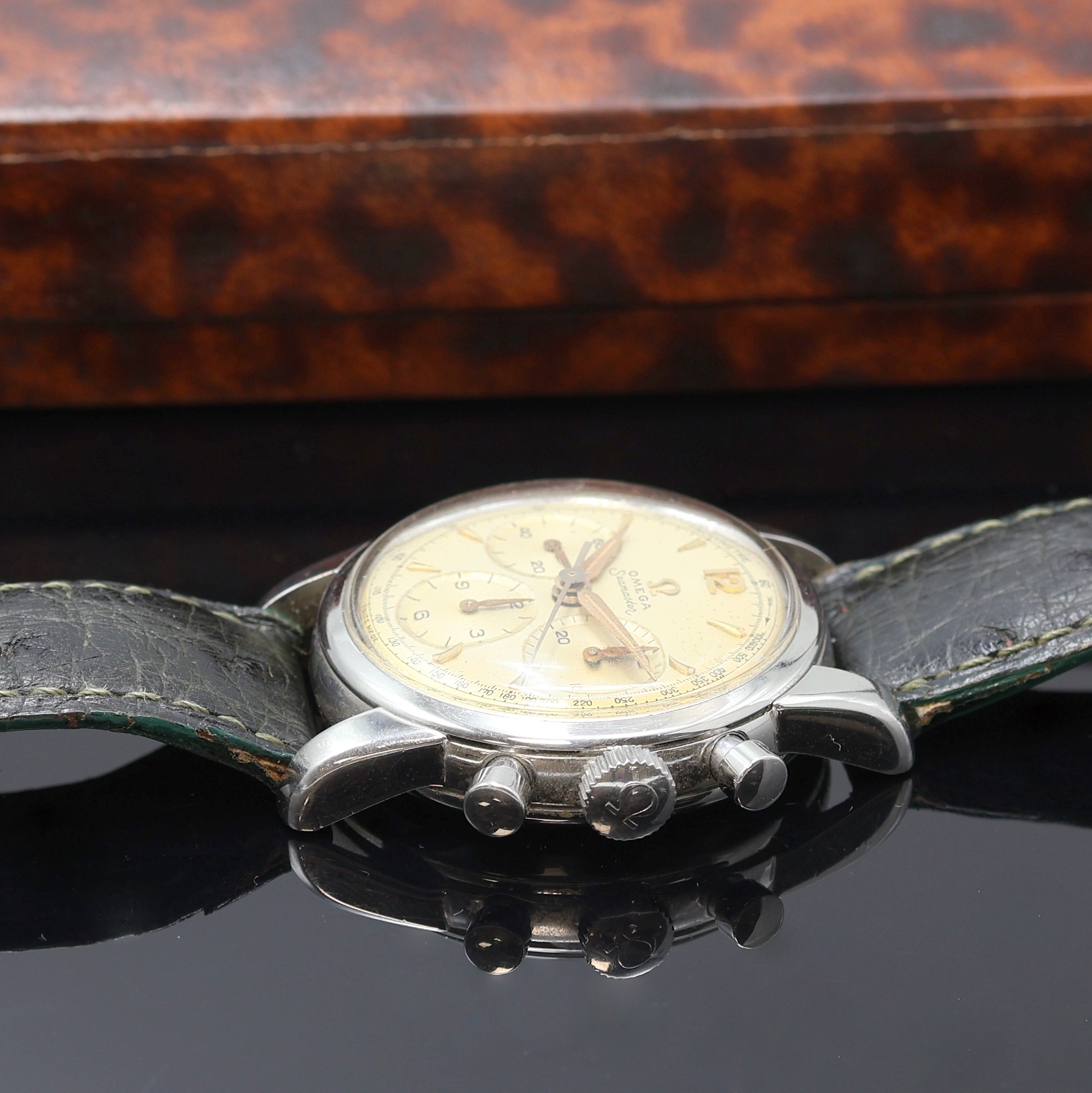 Detail d: OMEGA Seamaster Schaltradchronograph Referenz CK 2907/2 mit Kaliber 321, Schweiz um 1959, Handaufzug, 3-teil. Stahlgehäuse, Boden und Glasrand ...