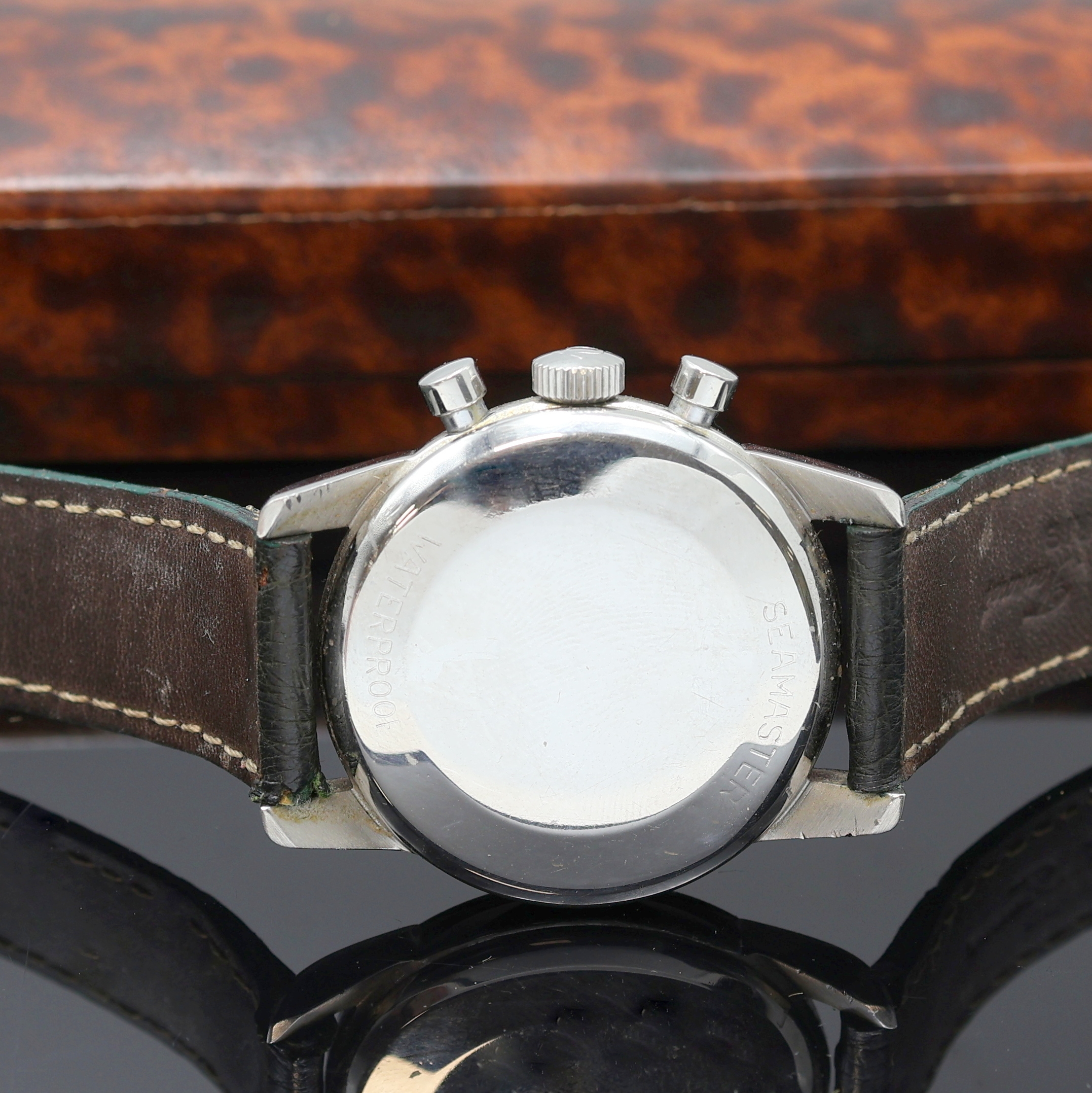 Detail e: OMEGA Seamaster Schaltradchronograph Referenz CK 2907/2 mit Kaliber 321, Schweiz um 1959, Handaufzug, 3-teil. Stahlgehäuse, Boden und Glasrand ...