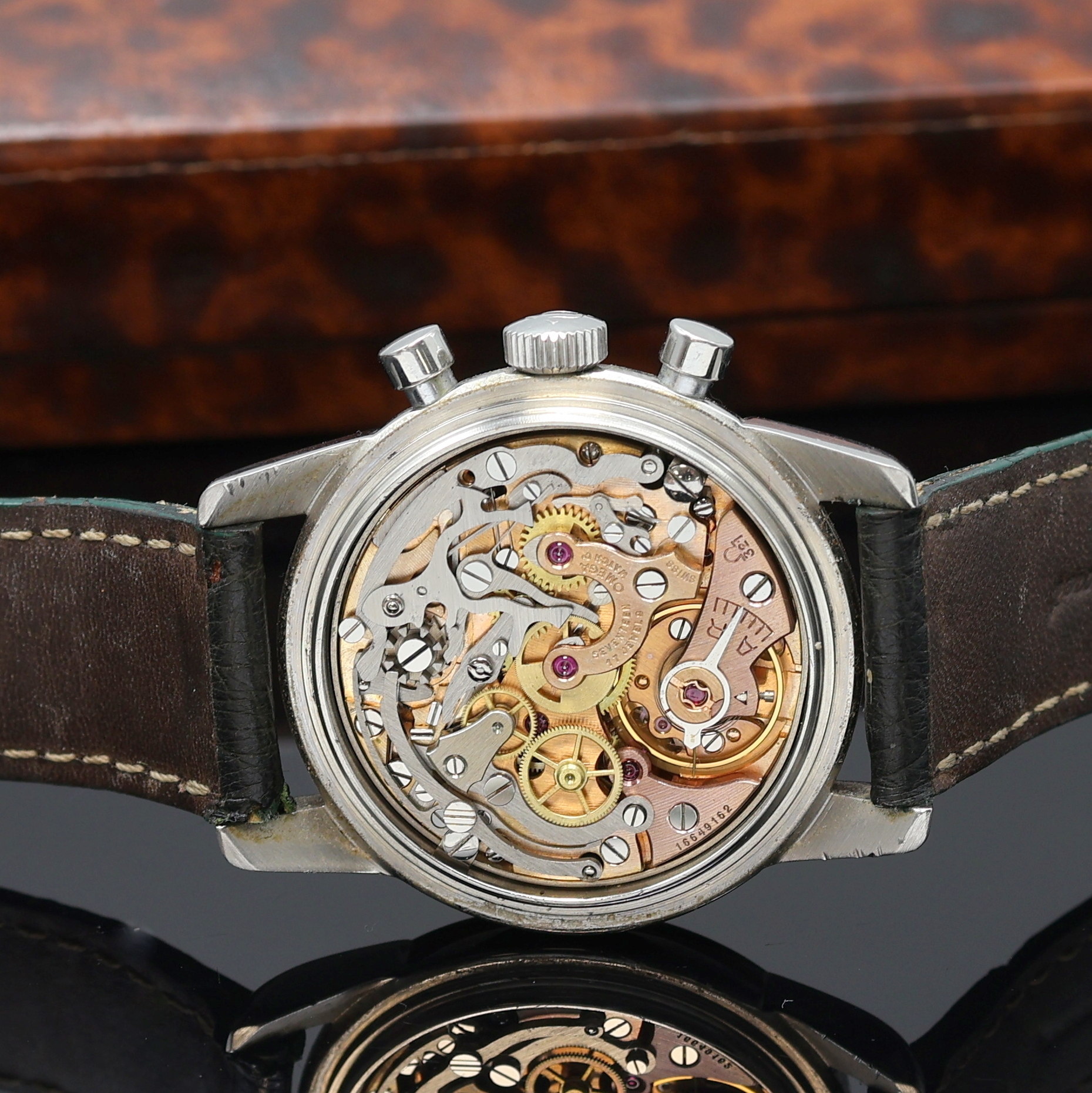 Detail f: OMEGA Seamaster Schaltradchronograph Referenz CK 2907/2 mit Kaliber 321, Schweiz um 1959, Handaufzug, 3-teil. Stahlgehäuse, Boden und Glasrand ...