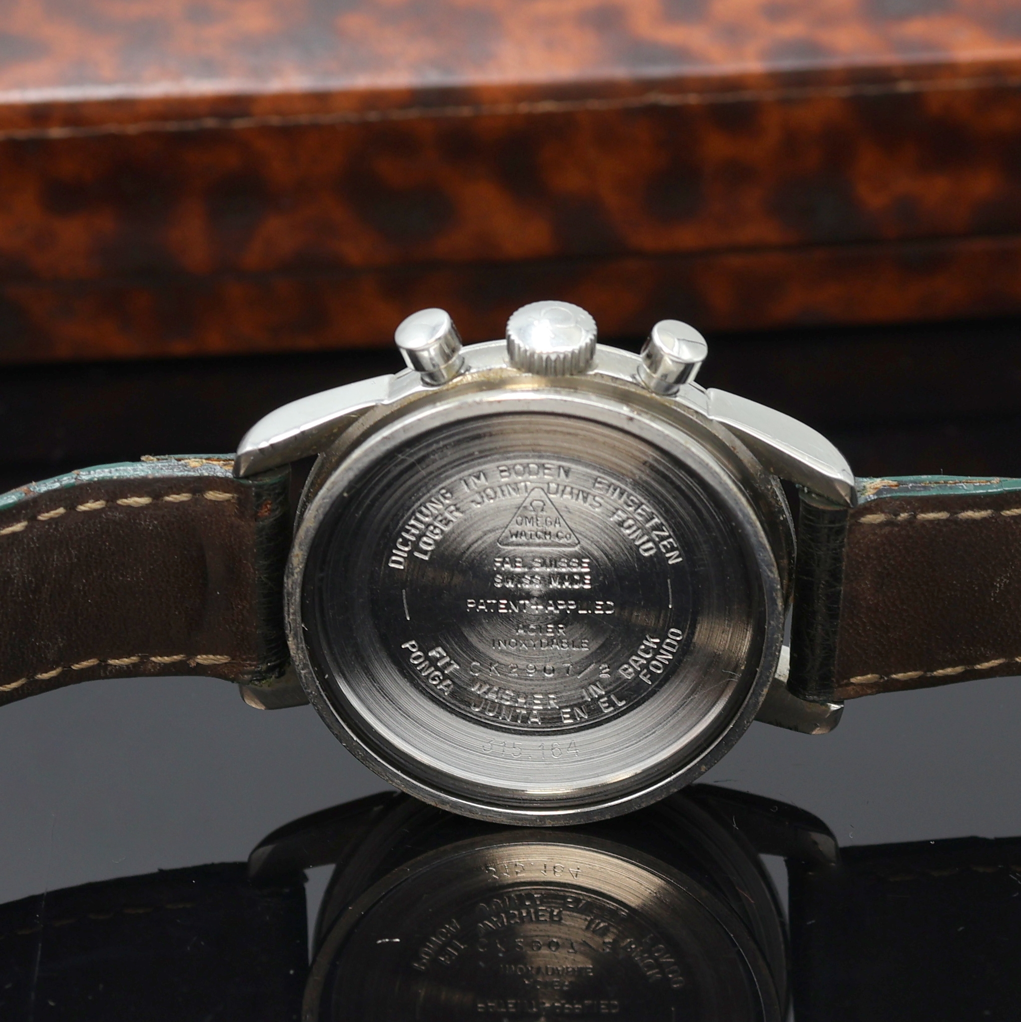 Detail g: OMEGA Seamaster Schaltradchronograph Referenz CK 2907/2 mit Kaliber 321, Schweiz um 1959, Handaufzug, 3-teil. Stahlgehäuse, Boden und Glasrand ...