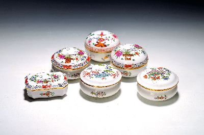 Image 6 Deckeldosen, Meissen, 20. Jh., Porzellan, Goldränder, u.a. Garbenmuster, Fels- und ...